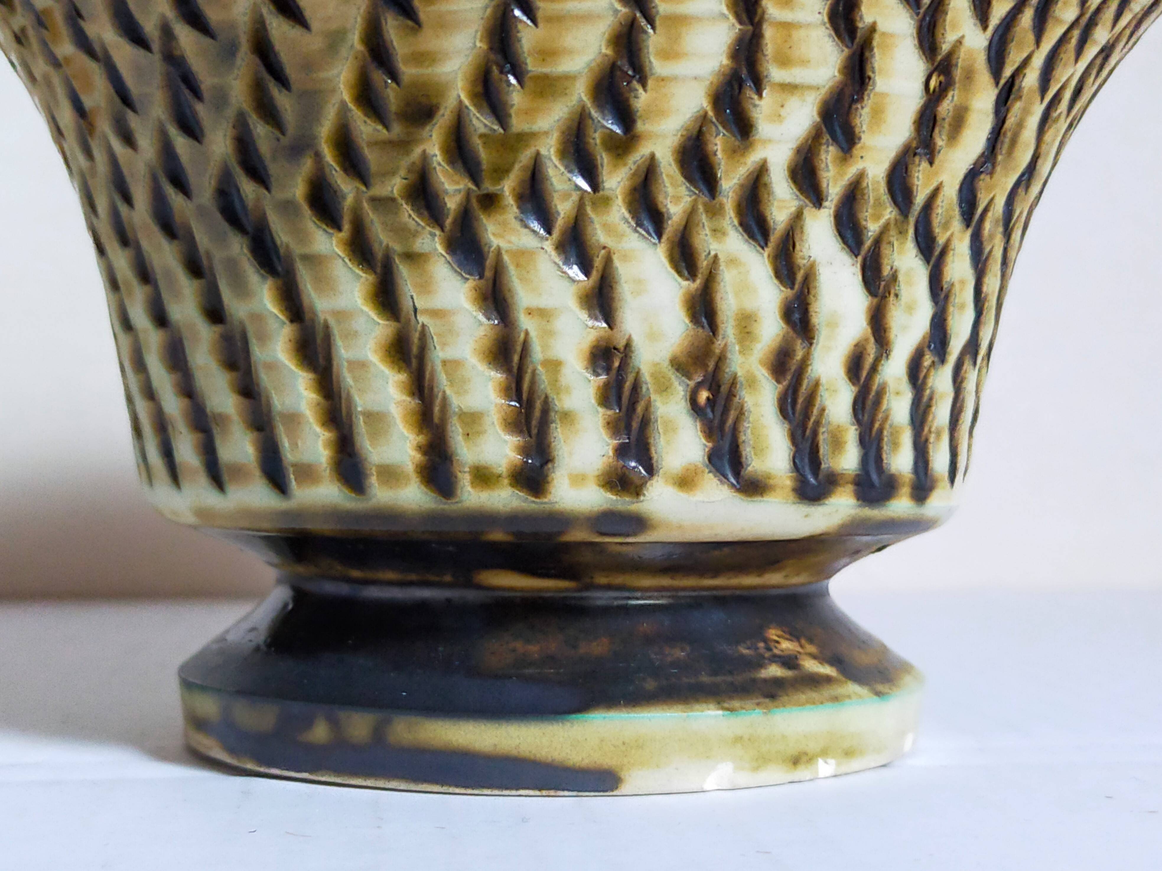 Ceramic planter with vintage scarifications from the 1950s