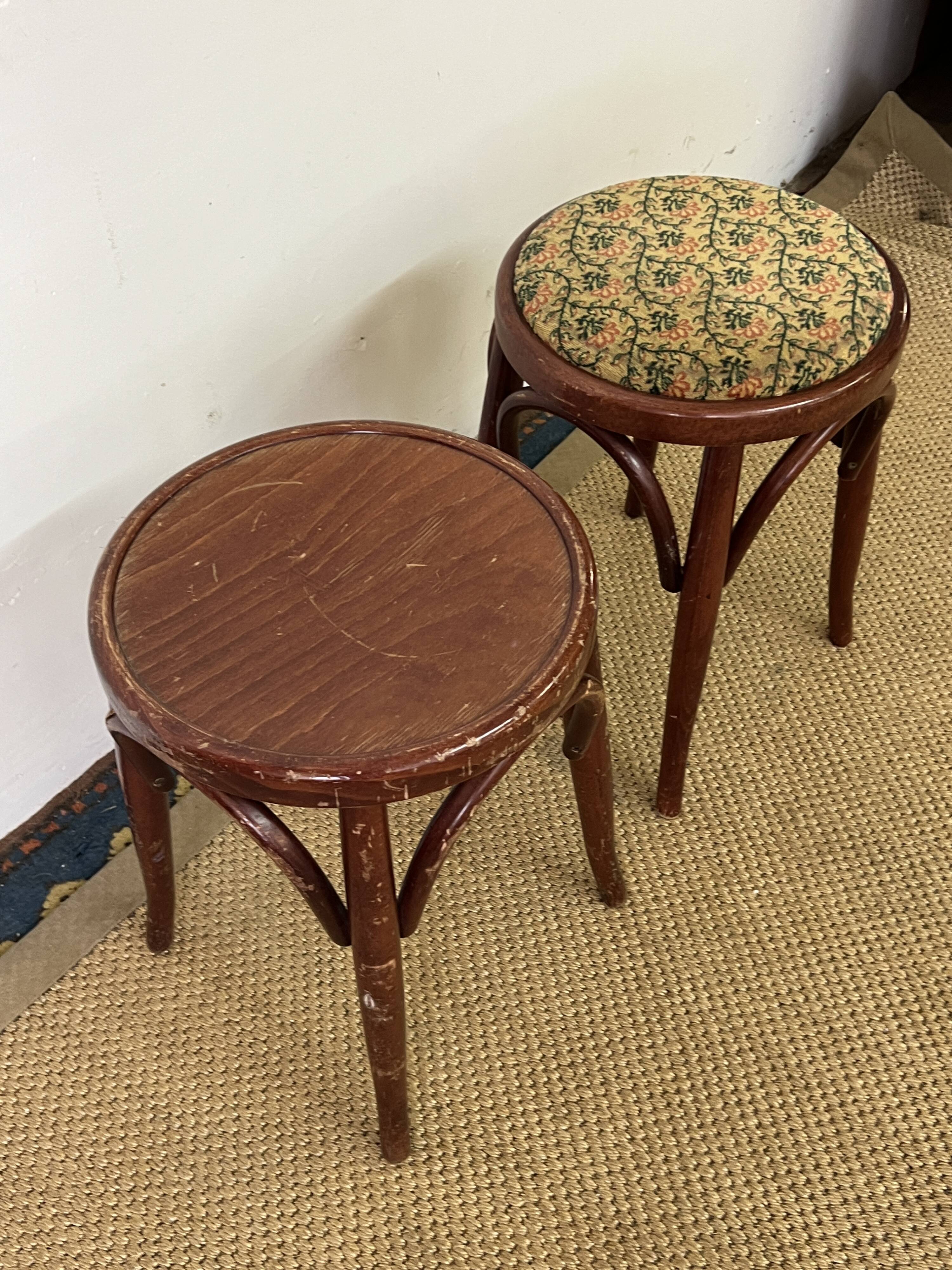 Paire de tabourets bas en bois courbé style "Thonet" vintage