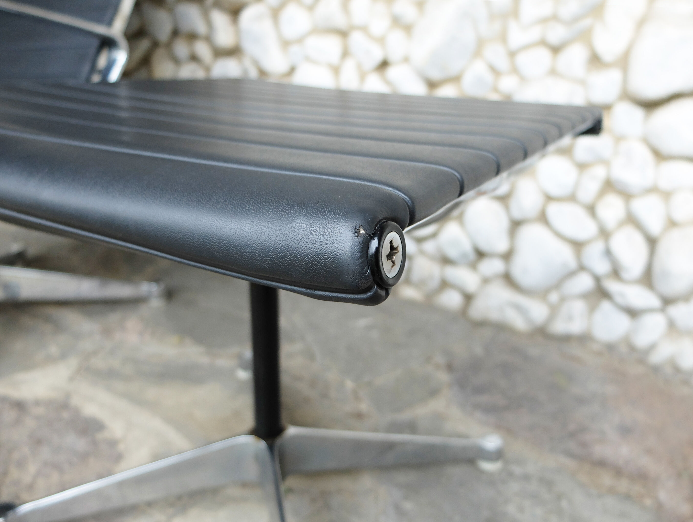 Lounge Chair Chair EA124 - Ottoman EA125 by Charles - Ray Eames for Herman Miller 1960s