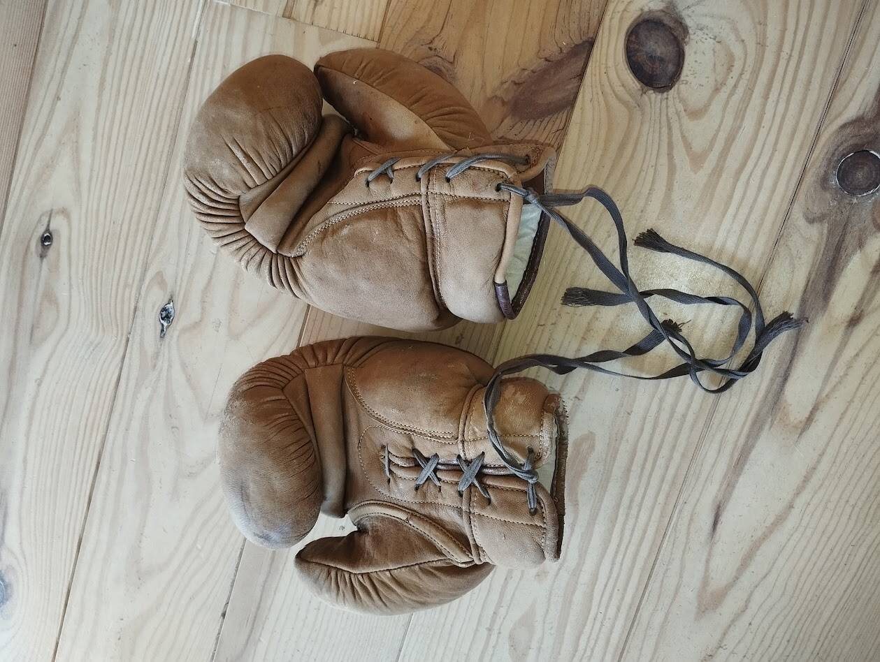 Vintage pair of tan leather boxing gloves (8 oz) – Circa 1940/19