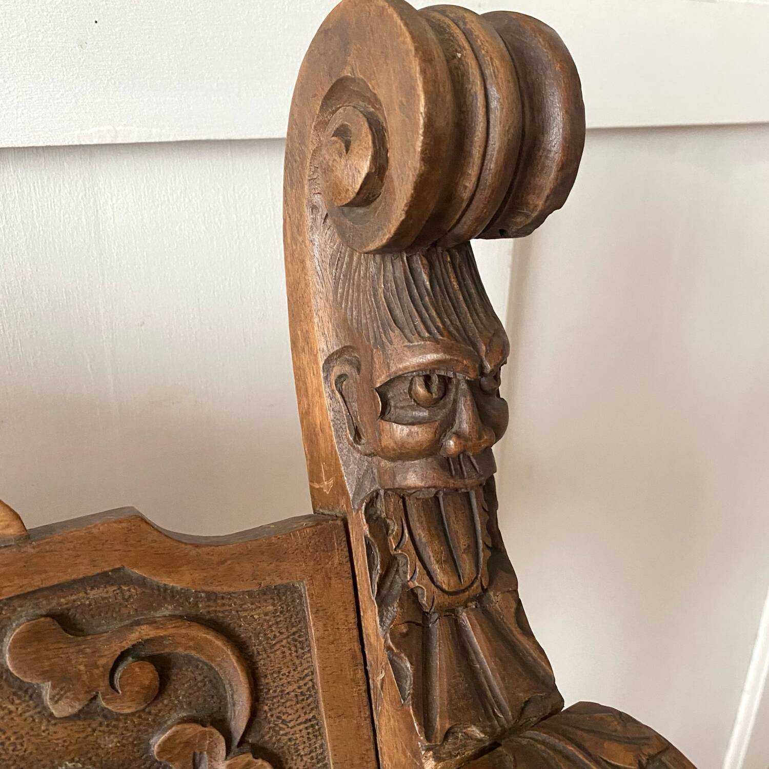 Dagobert armchair in carved wood