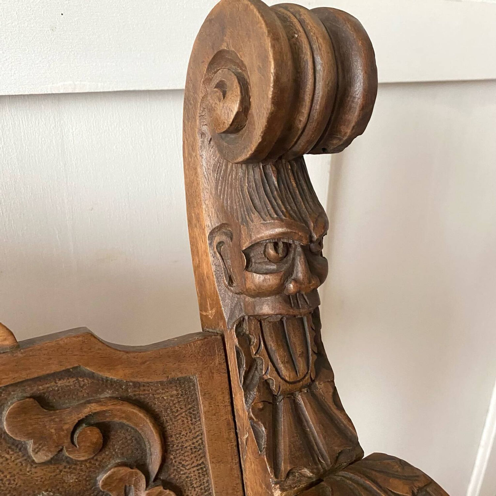 Fauteuil Dagobert en bois sculpté