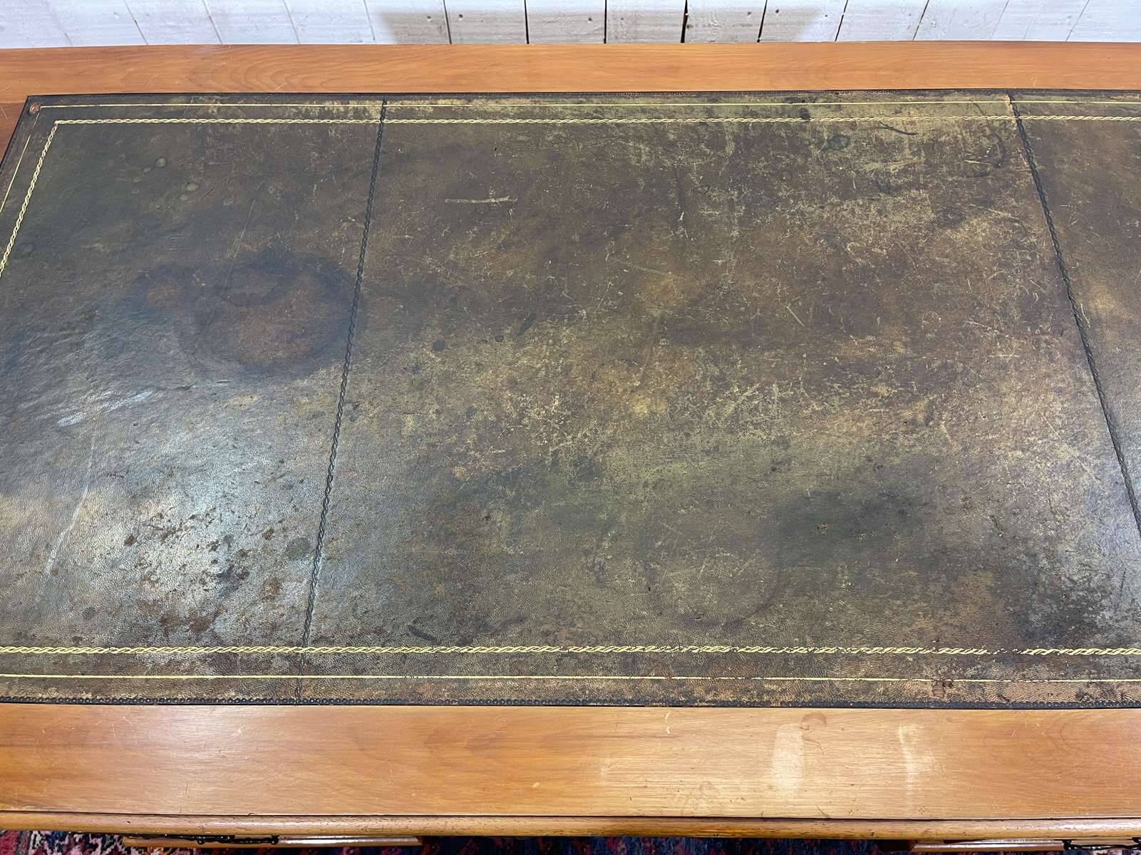 Bureau plat à caissons anglais des années 1950 en if