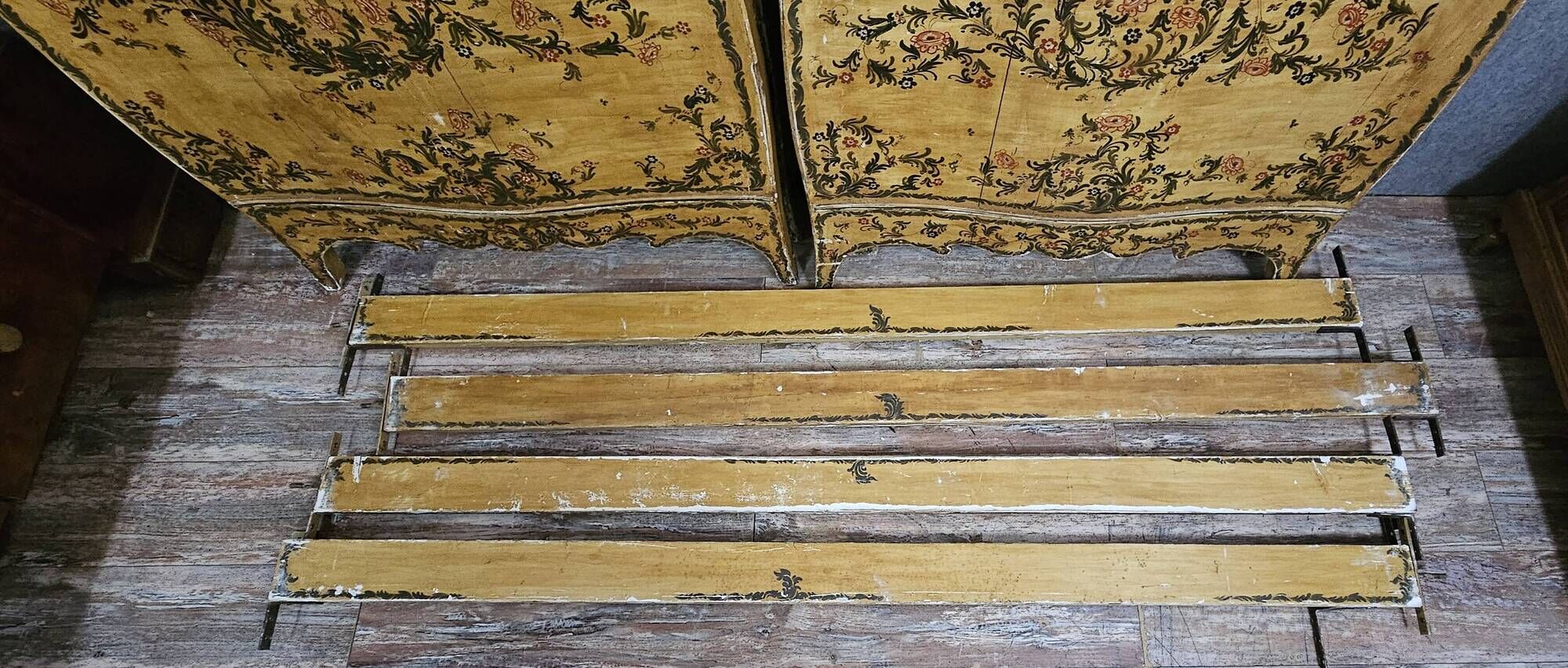 Pair of antique painted beds with floral decoration - 19th century - Venetian style