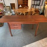 Nielsen Tibergaard desk