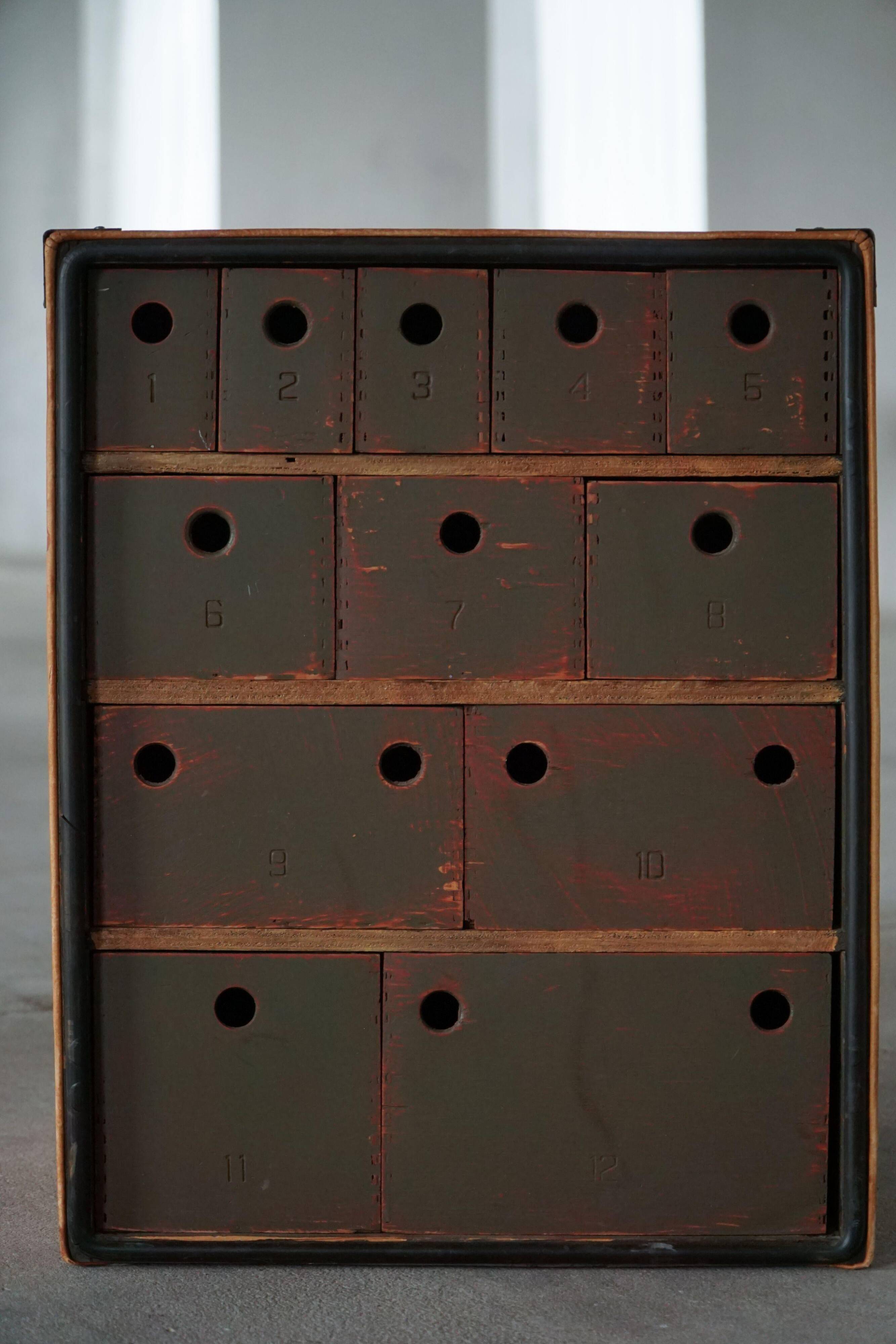 Vintage military-style trunk in leather and wood, late 20th century.