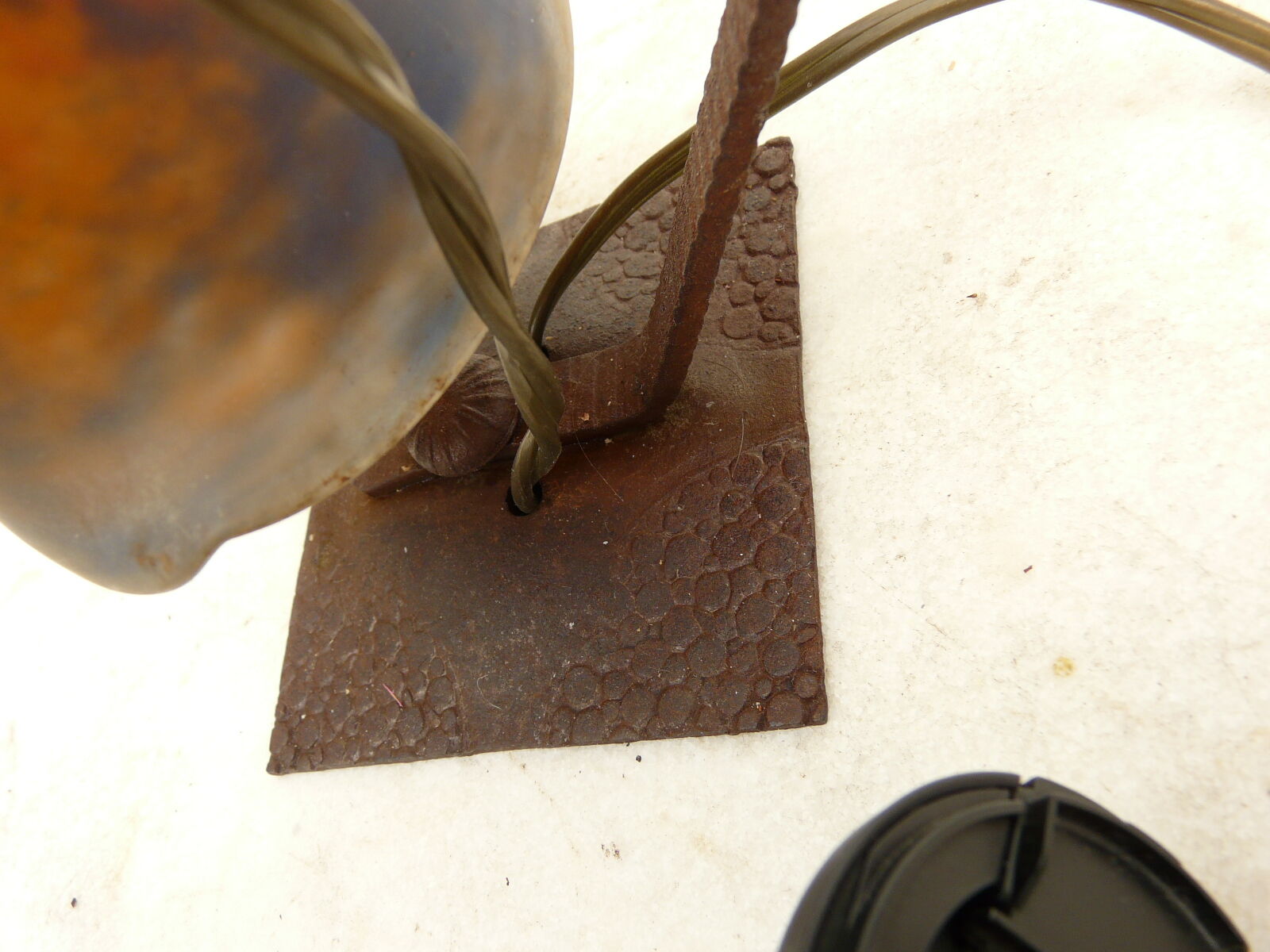 Art Deco lamp in glass paste and wrought iron with leaves