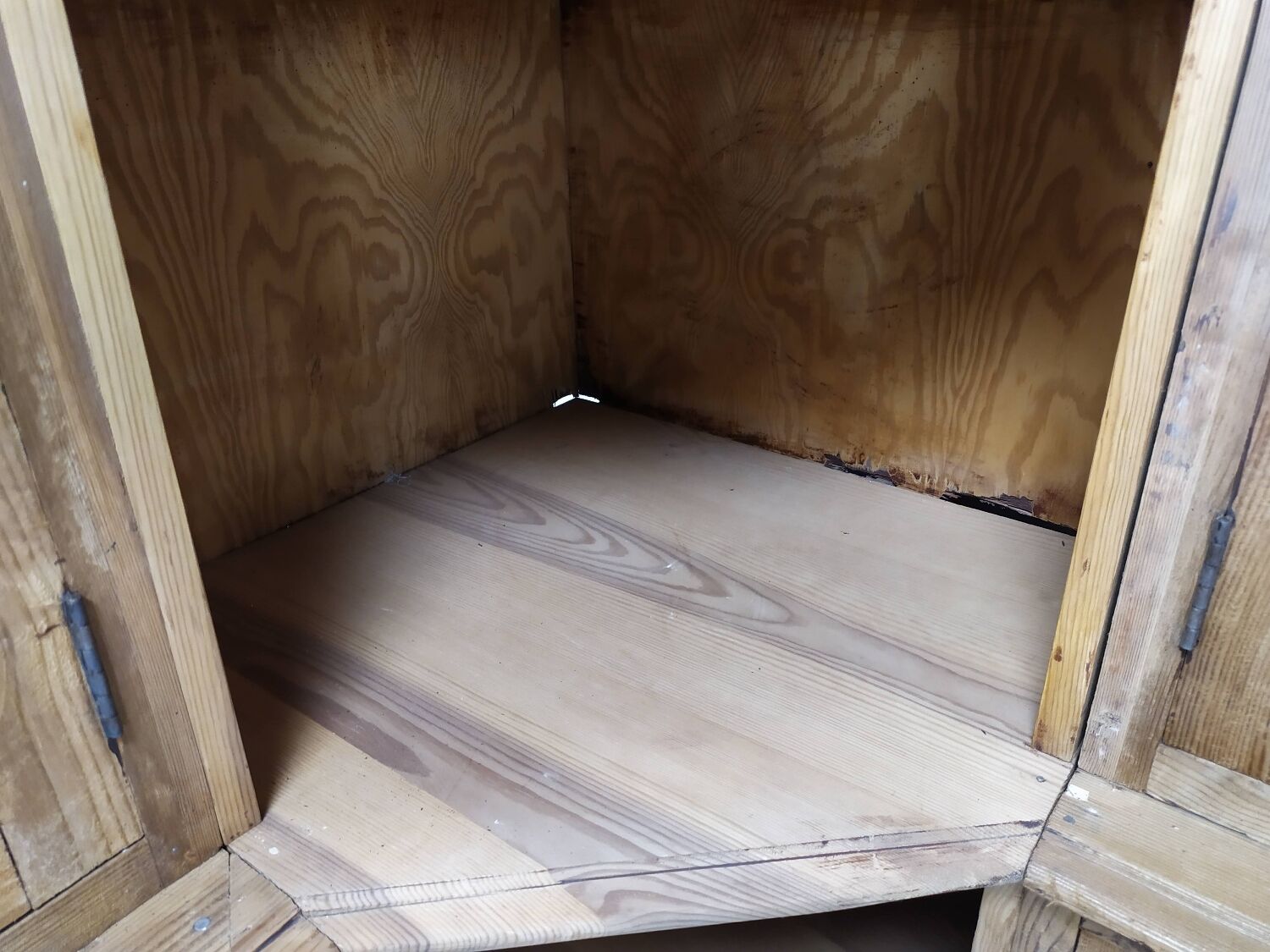 Bistro corner bookcase