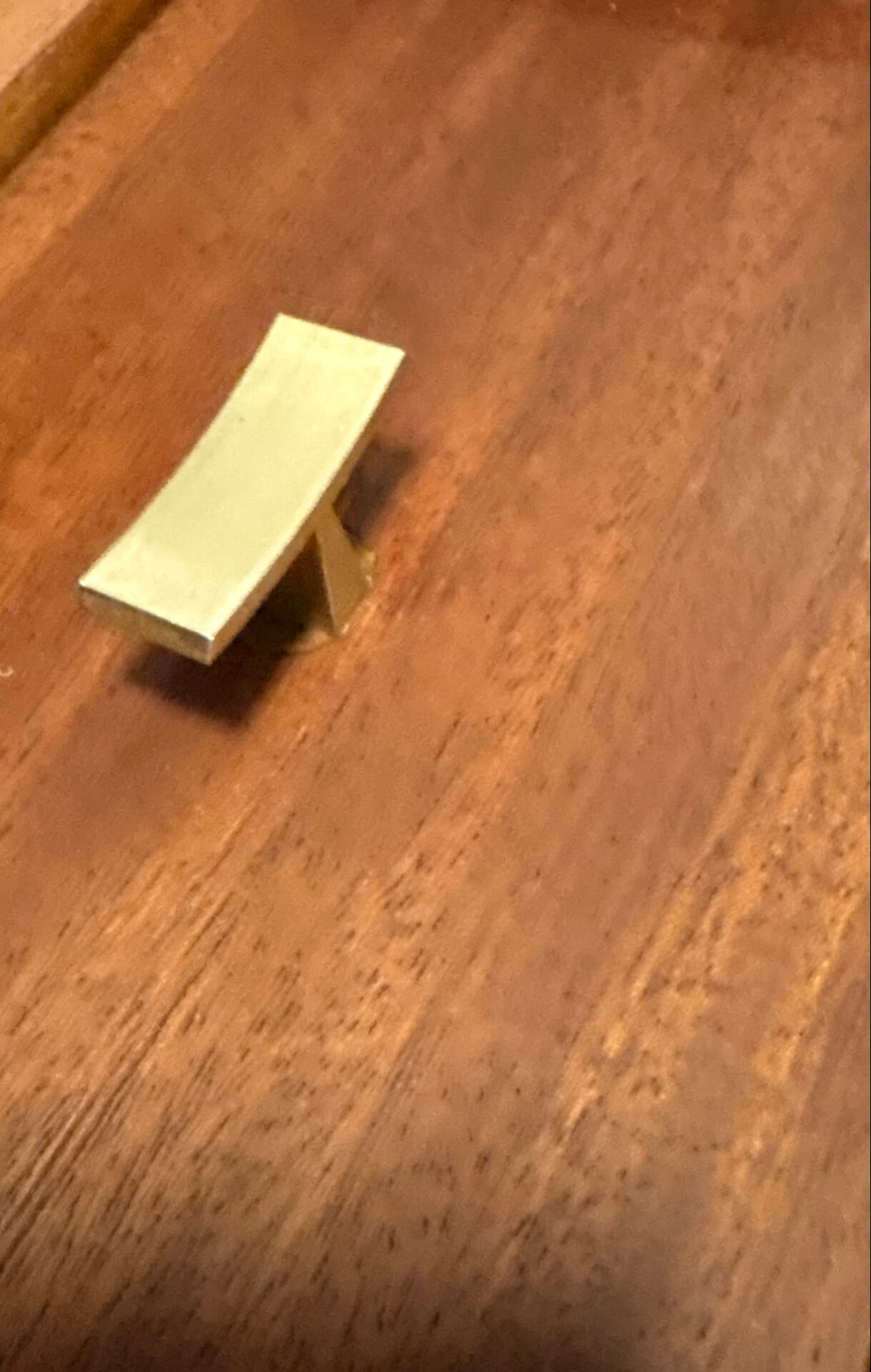 Commode en teck poignées dorées