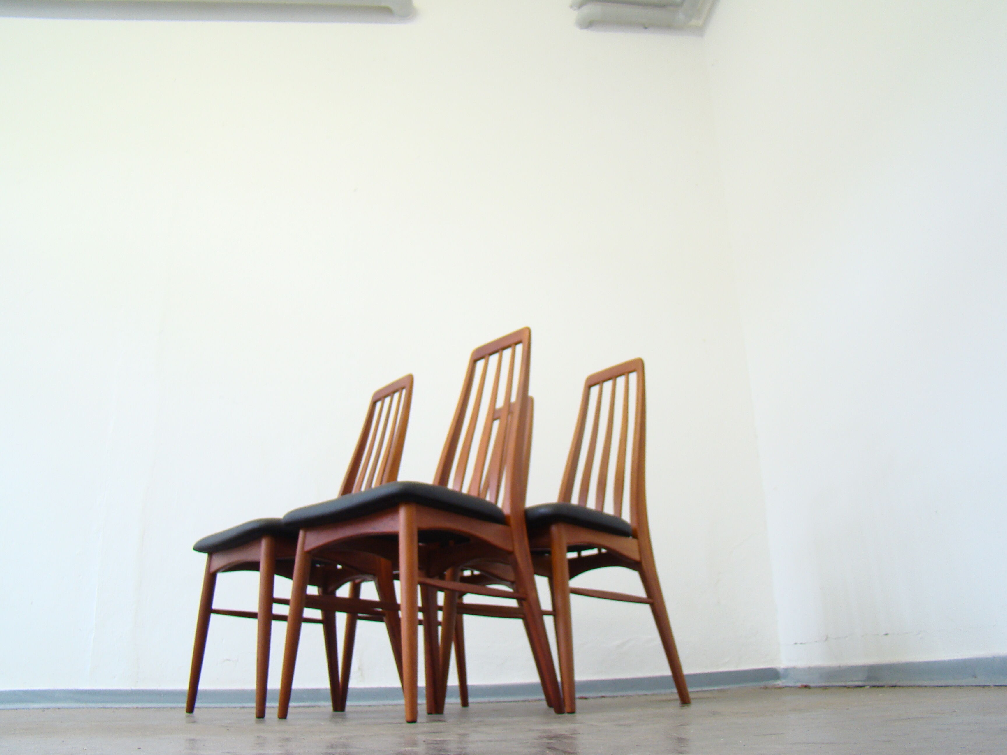 Suite de 4 chaises en teck par Niels Koefoed modèle Eva