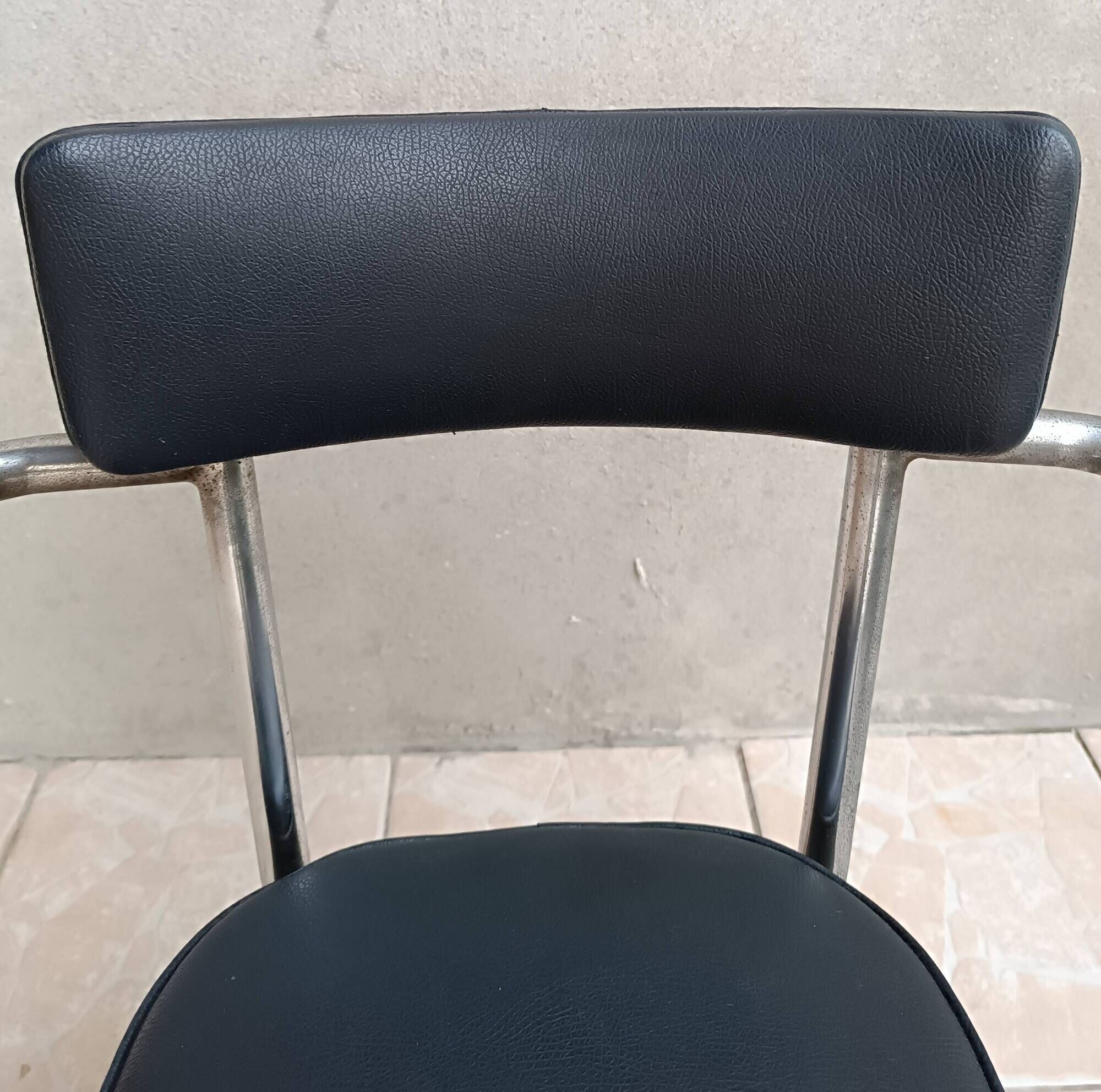 Vintage office chair in chrome metal and faux leather.