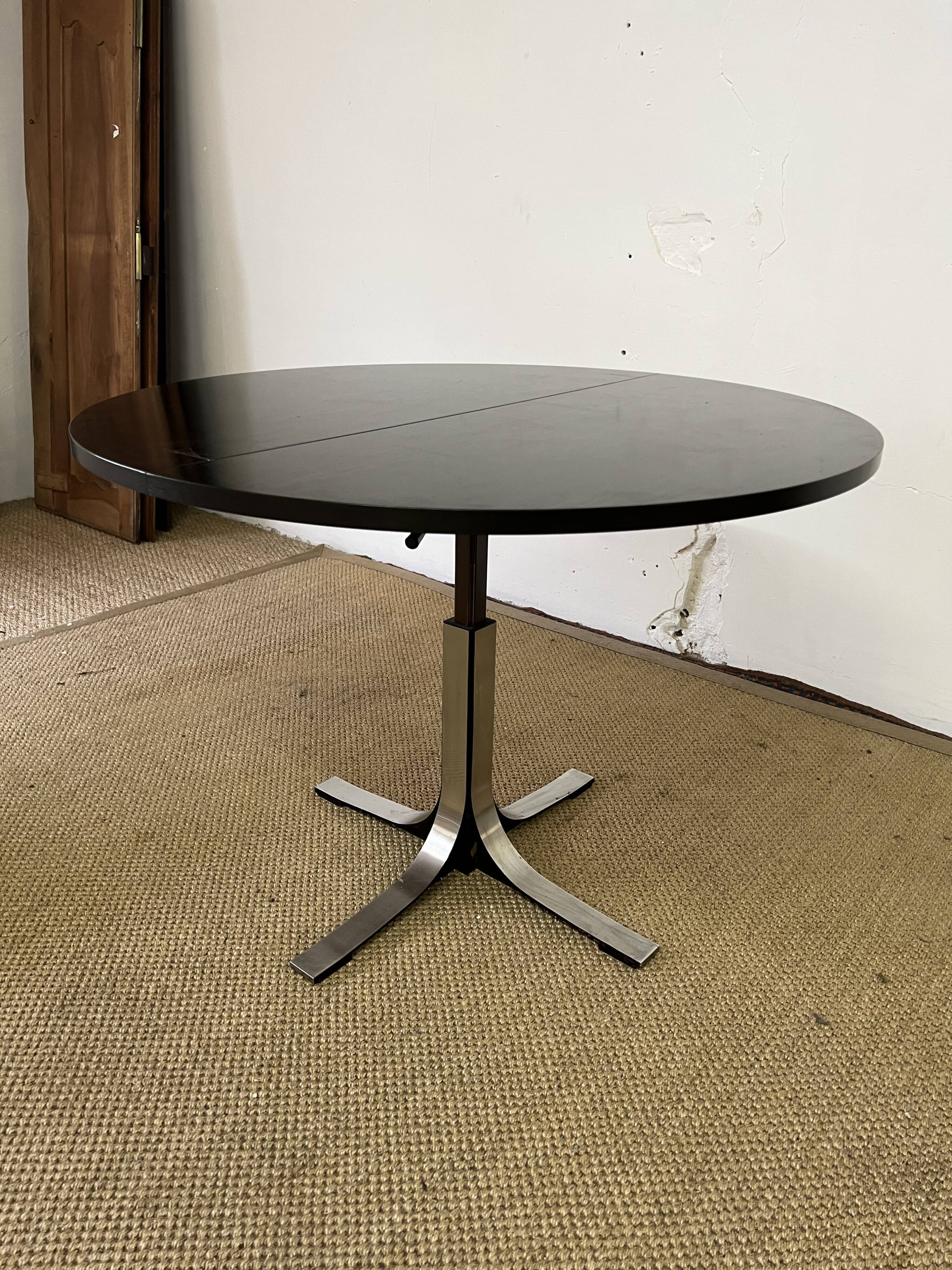 Round table with extension