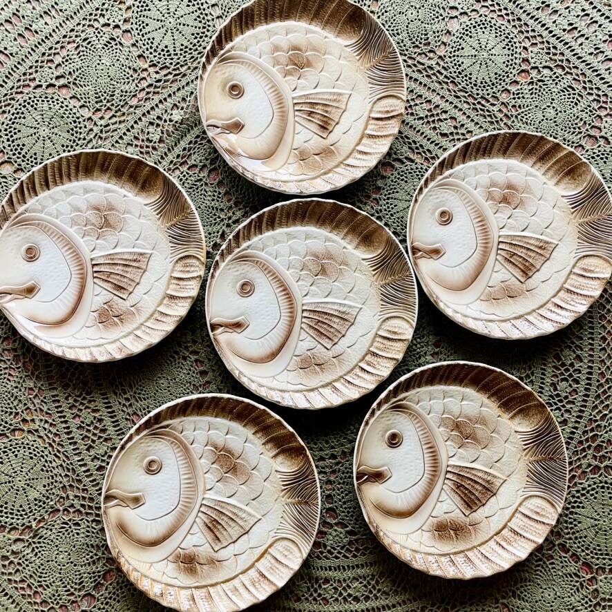 Set of 6 beige earthenware dinner plates, circa 1970, Sarreguemines, France.