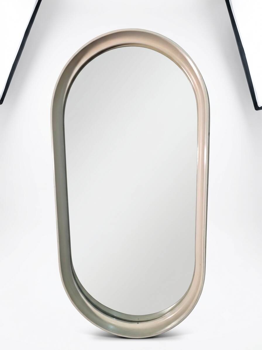 Oval mirror in white lacquer from the 1970s.