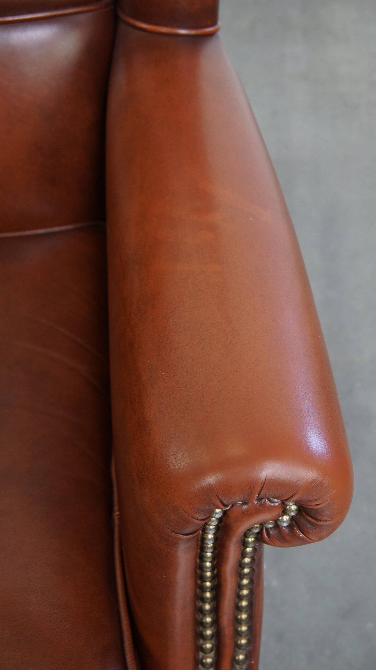 Fauteuil à oreilles de style anglais en cuir de vachette