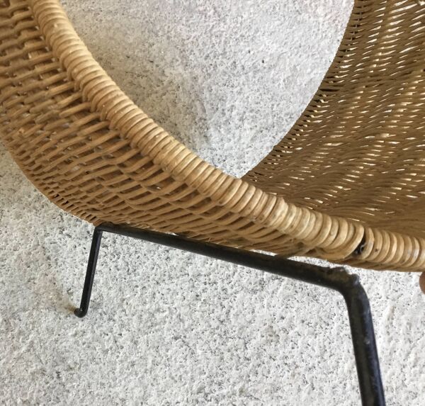 Porte-revues ou porte-buches en osier et metal - design 1950