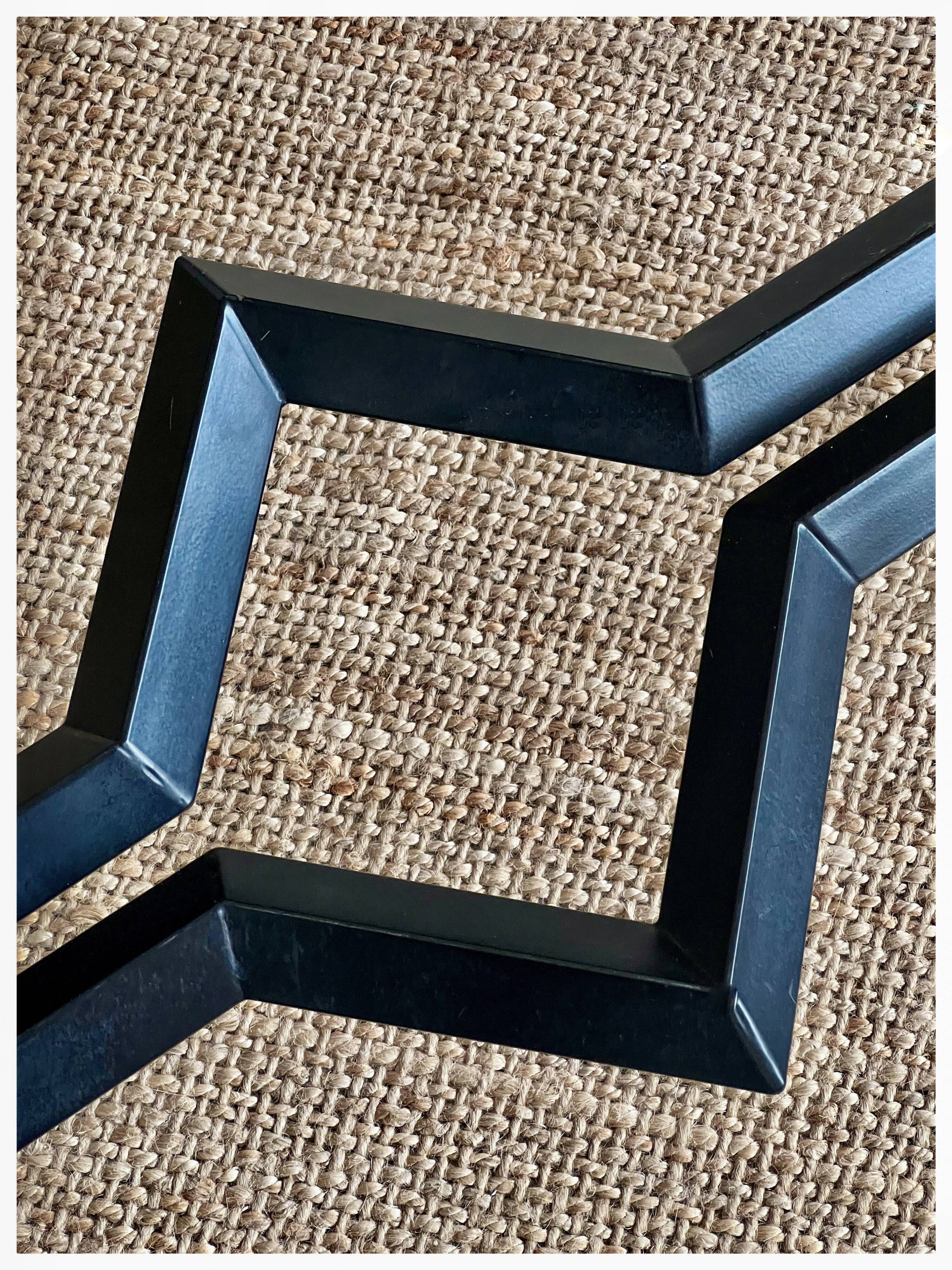 Table de salon postmoderne, structure en métal noir et en verre, années 80.
