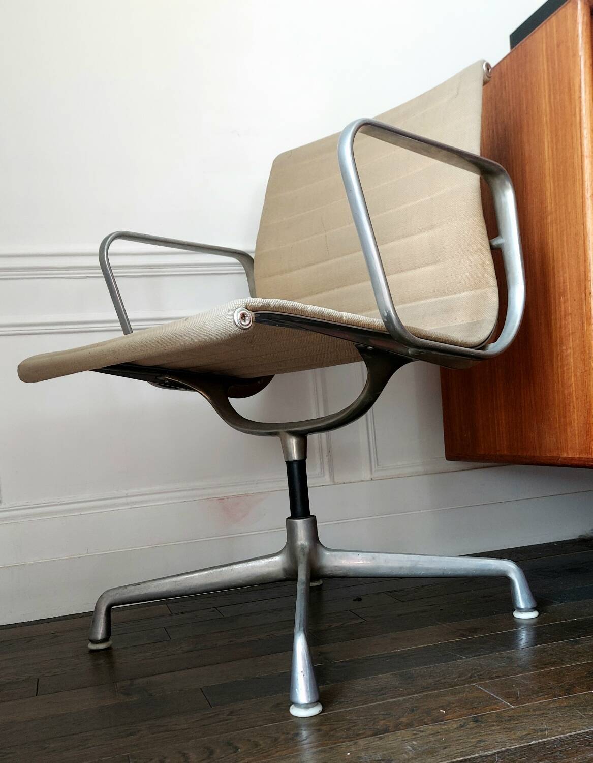 Eames office chair - EA 104 (similar to EA 108) beige fabric and aluminum