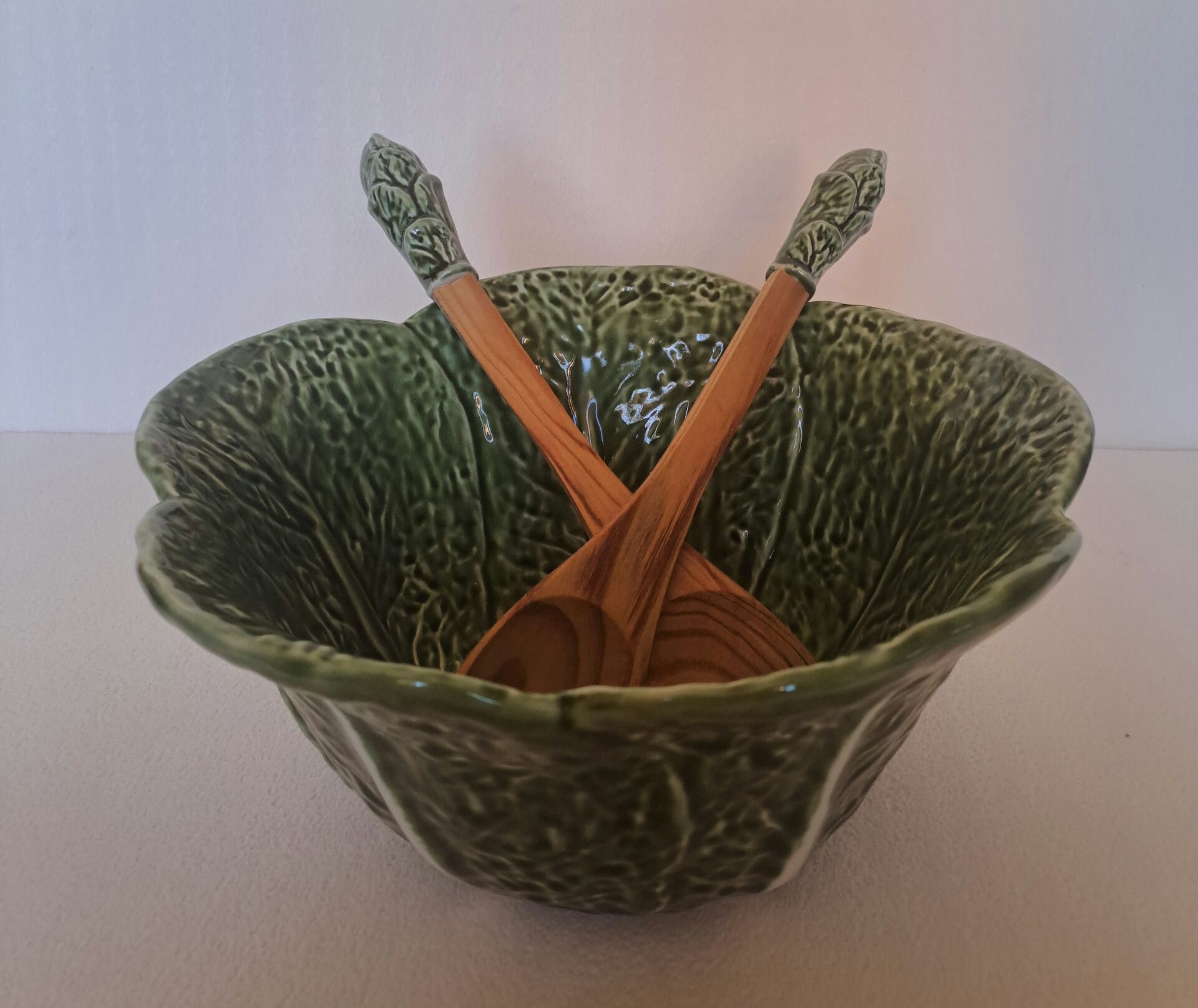 Cabbage bowl and its salad utensils in earthenware