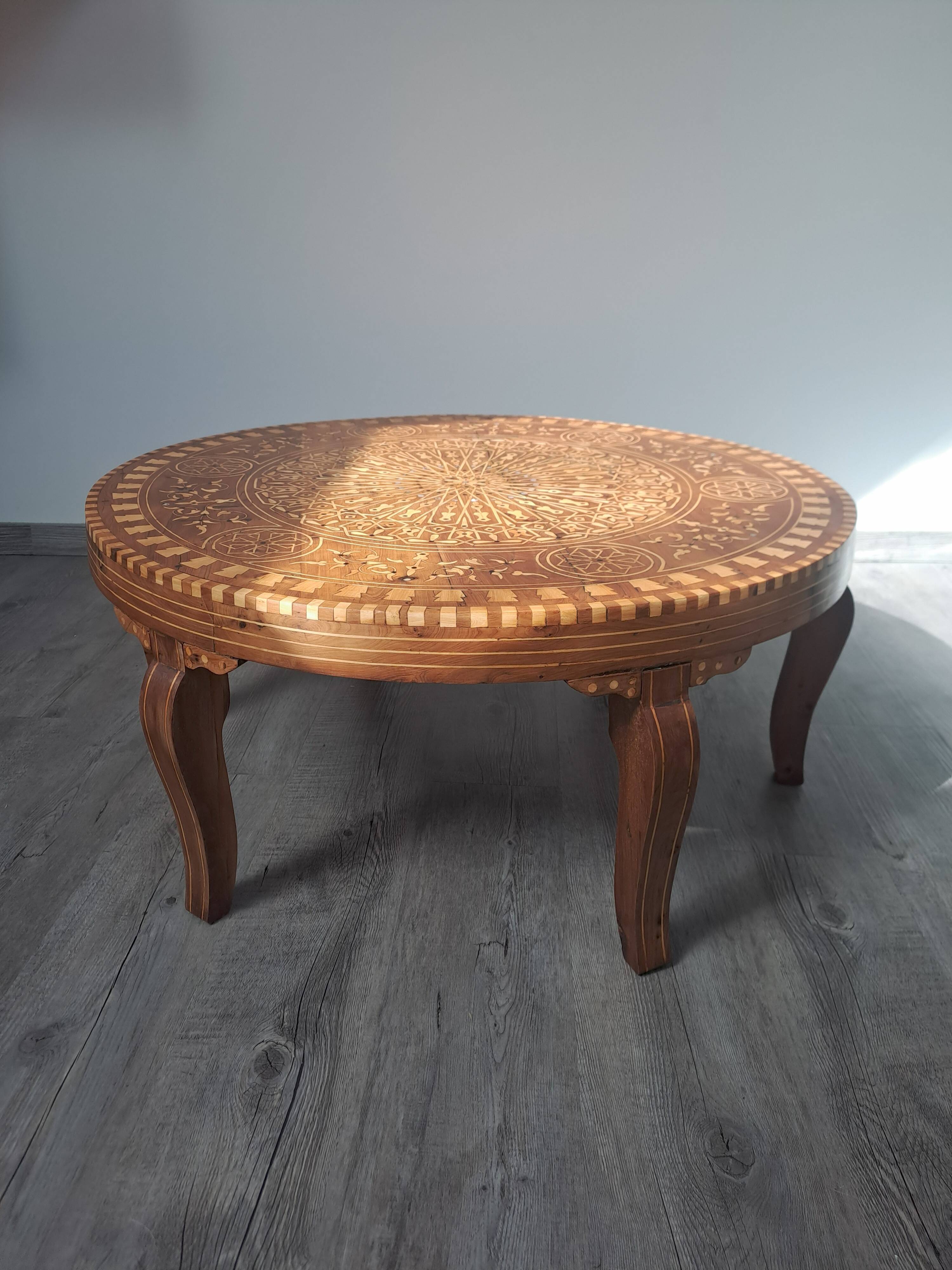Handcrafted round coffee table of Essaouira type made of thuya wood, with inlays.