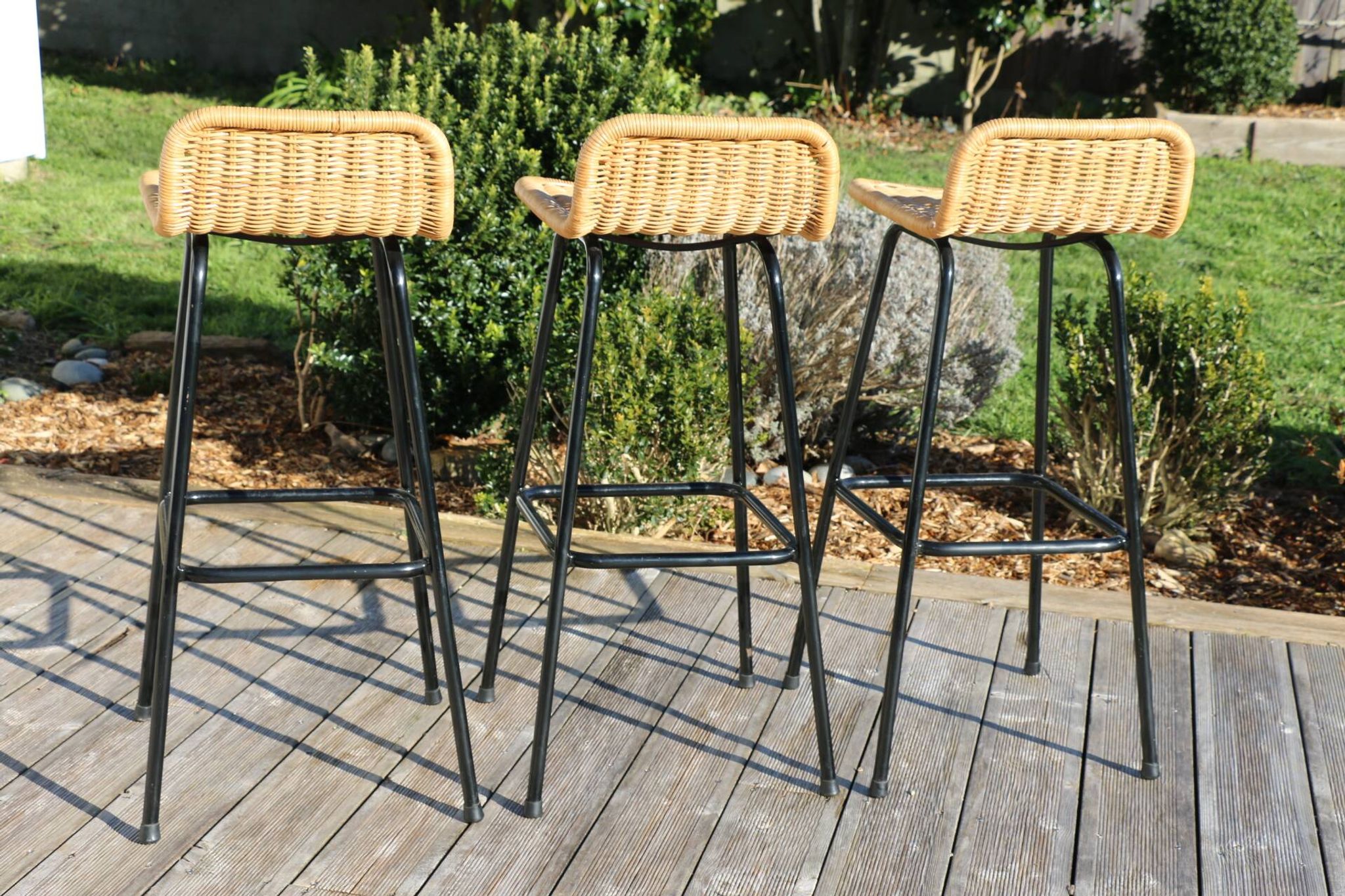 3 tabourets rotin et métal noir dirk van sliedregt