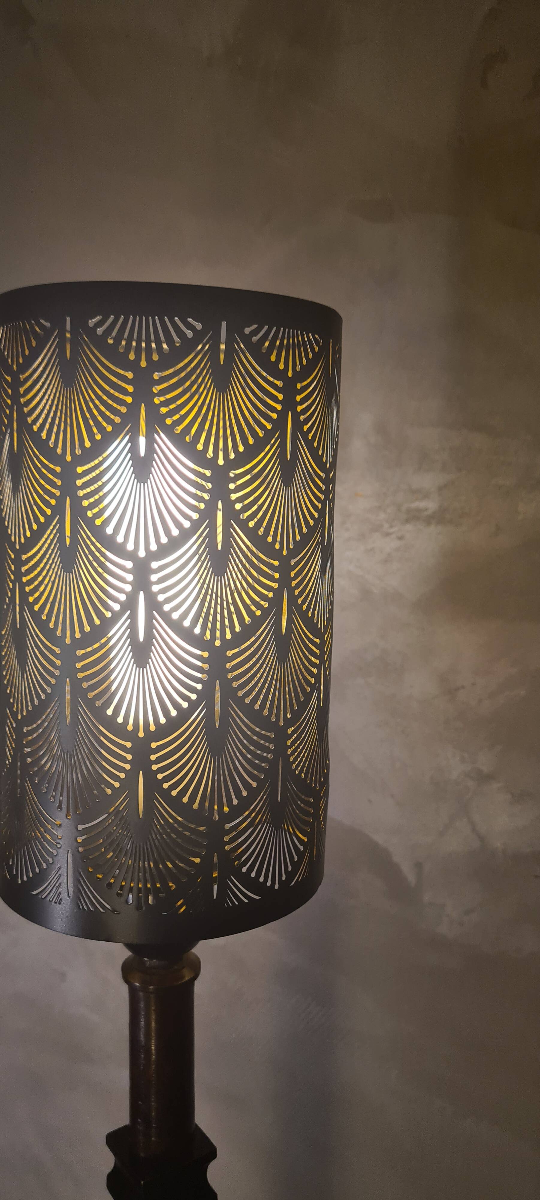 Large art deco bakelite lamp, with metal lampshade art deco pattern 62x13