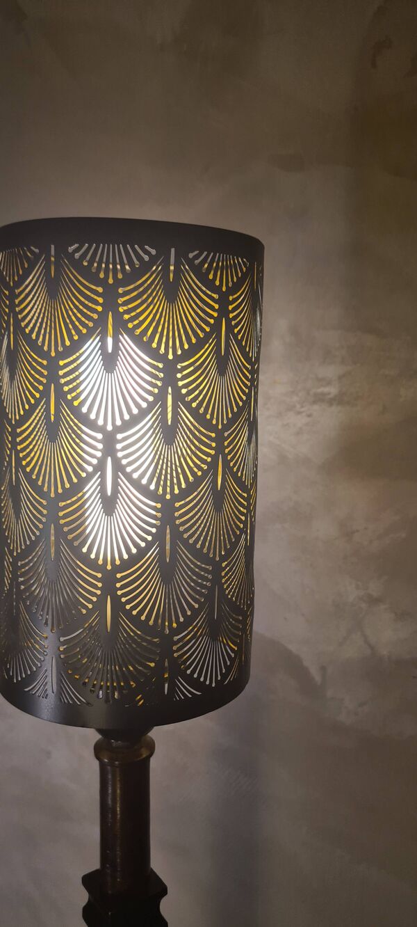 Grande lampe bakélite art deco avec abat jour metal motif art deco 62x13