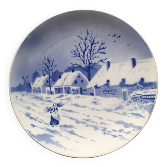 Plate decorated with blue and white snowy landscape