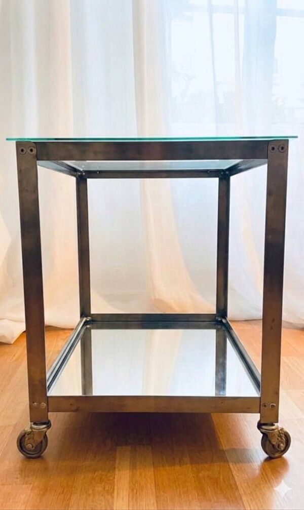 Table d'appoint design en provenance de Nouvelle-Zélande