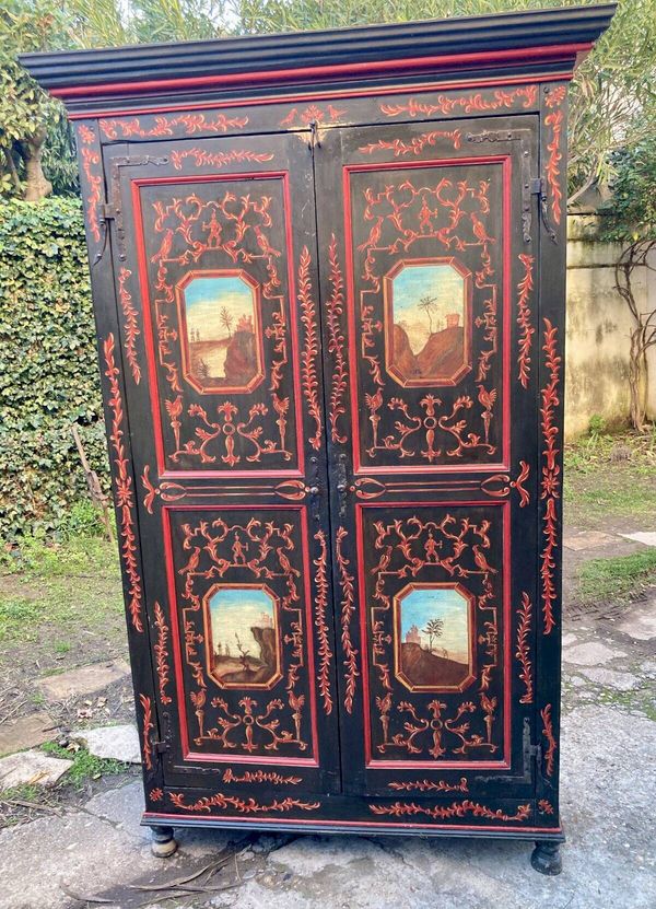 Armoire ancienne peinte à décor de scènes orientales