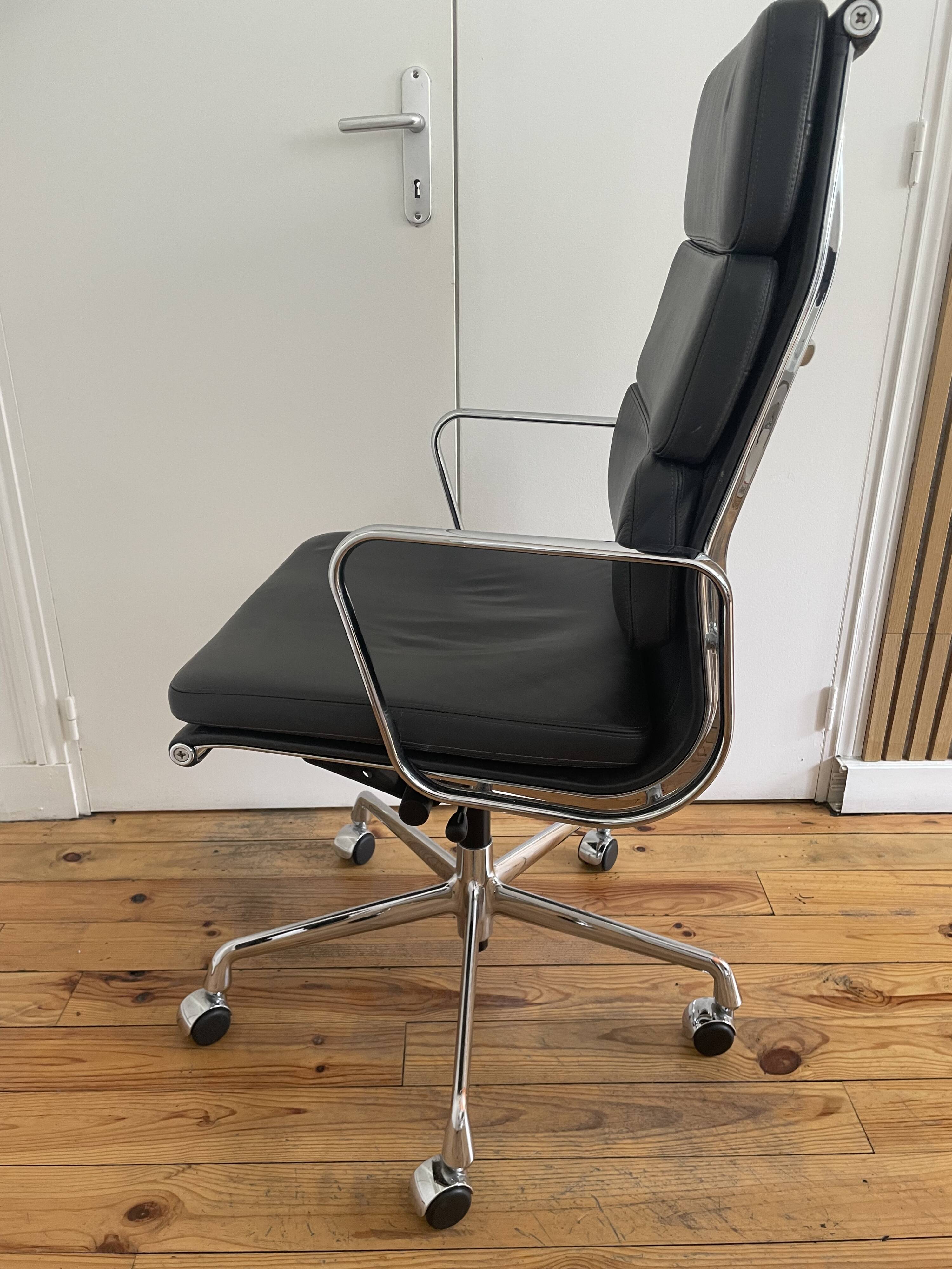 Fauteuil de bureau ea 219 soft pad eames chair by vitra