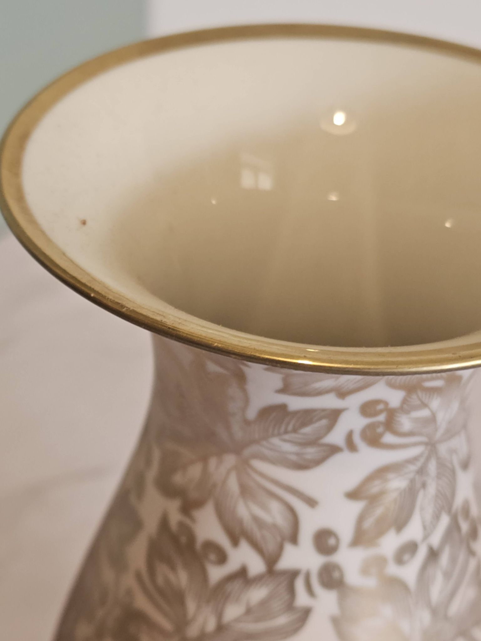 Vase en porcelaine à décor floral doré Johann Seltmann