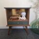 Renovated vintage bedside table in wood, with tapered legs – Matt green & gold background