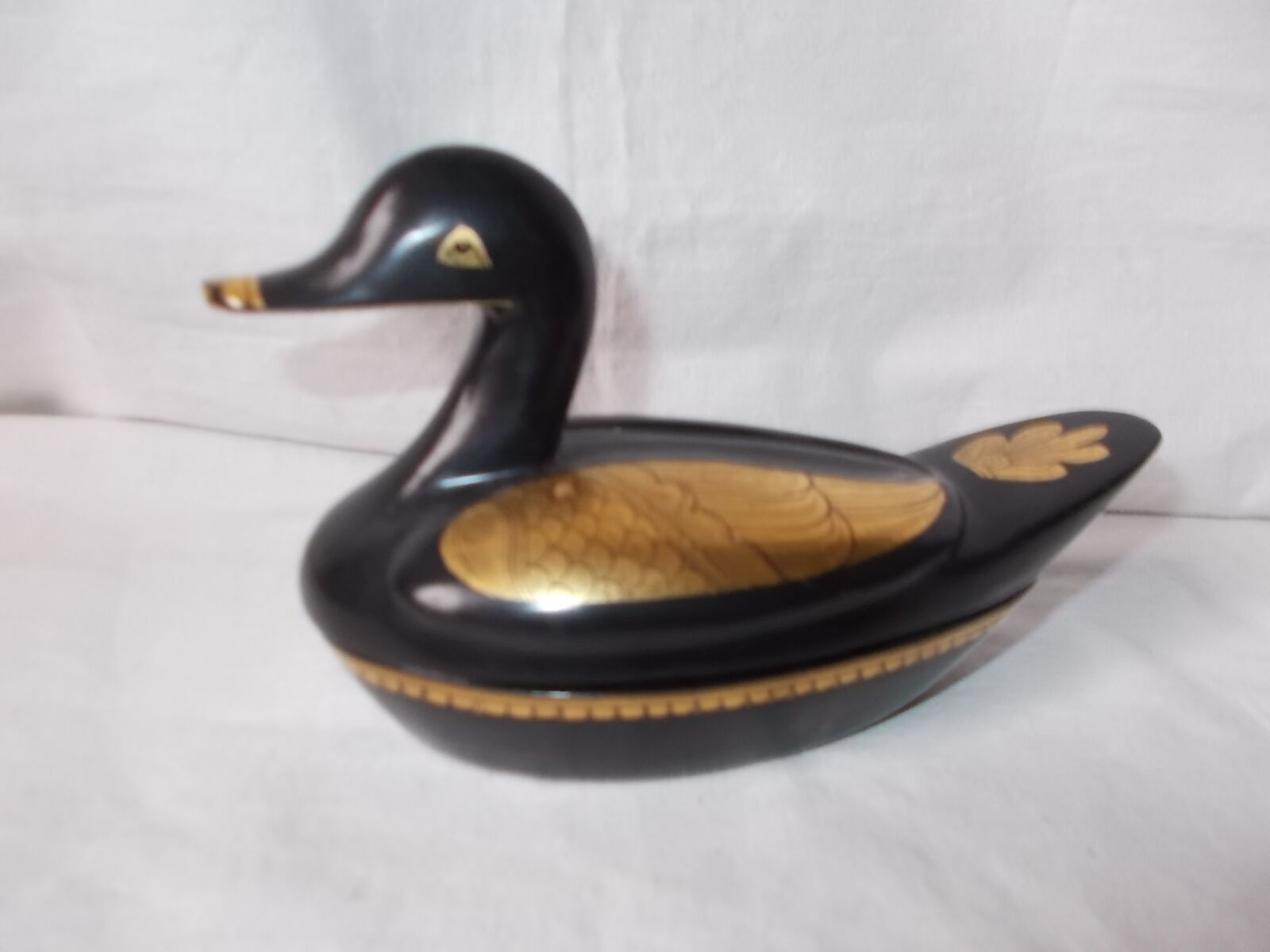 Duck box in black and golden lacquered wood