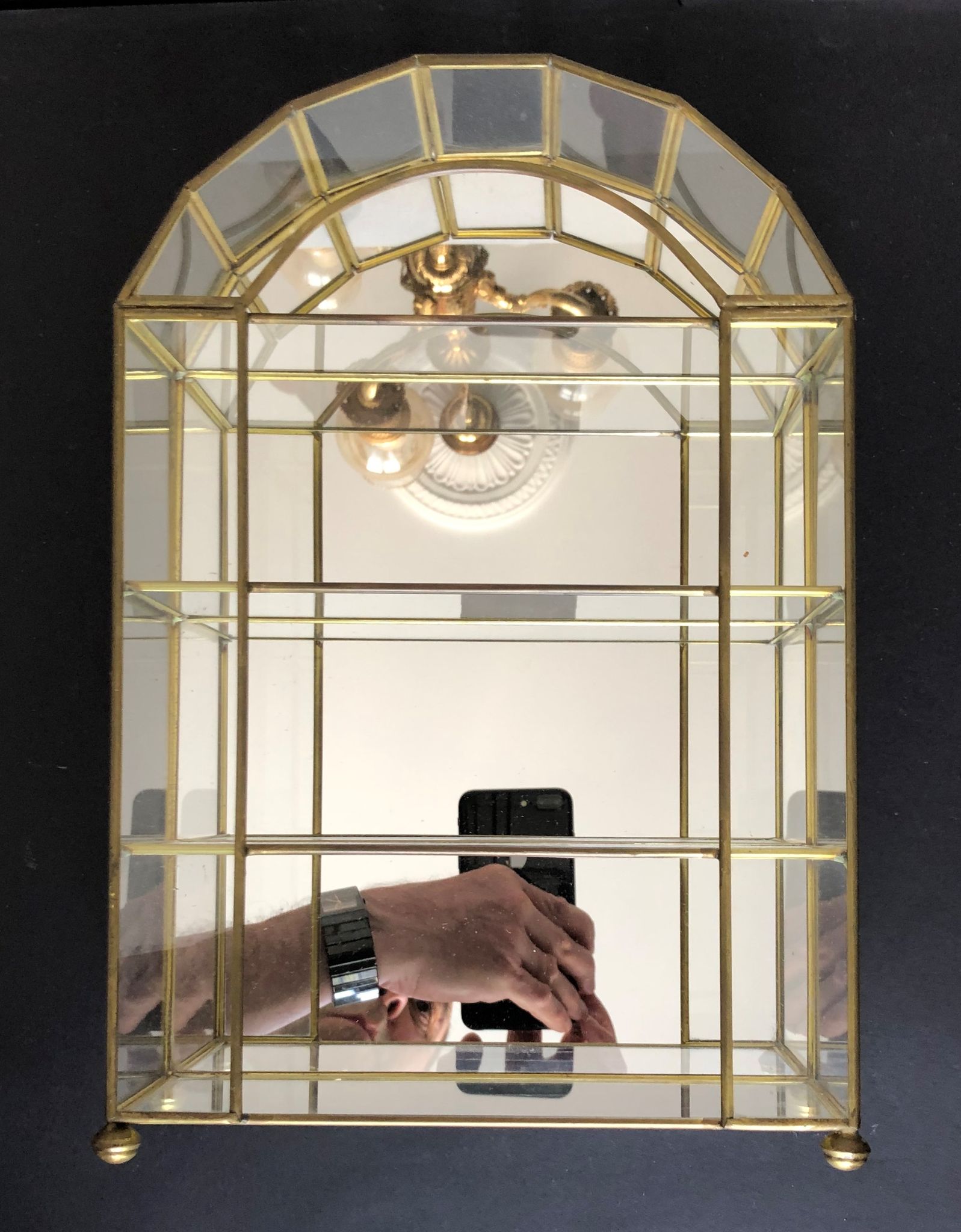Vitrine en verre et laiton
