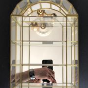 Vitrine en verre et laiton
