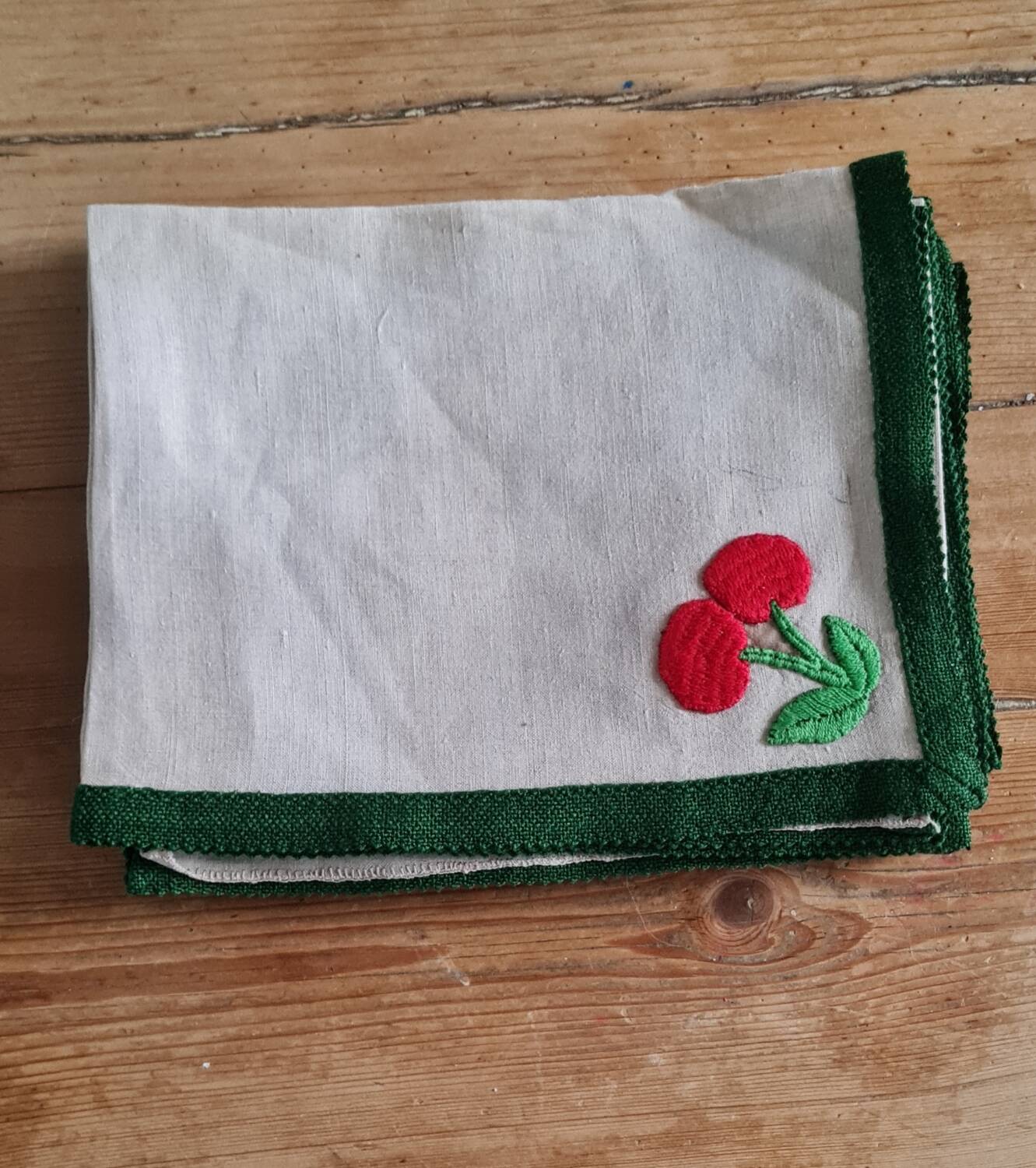 Set of 4 hand-embroidered linen napkins