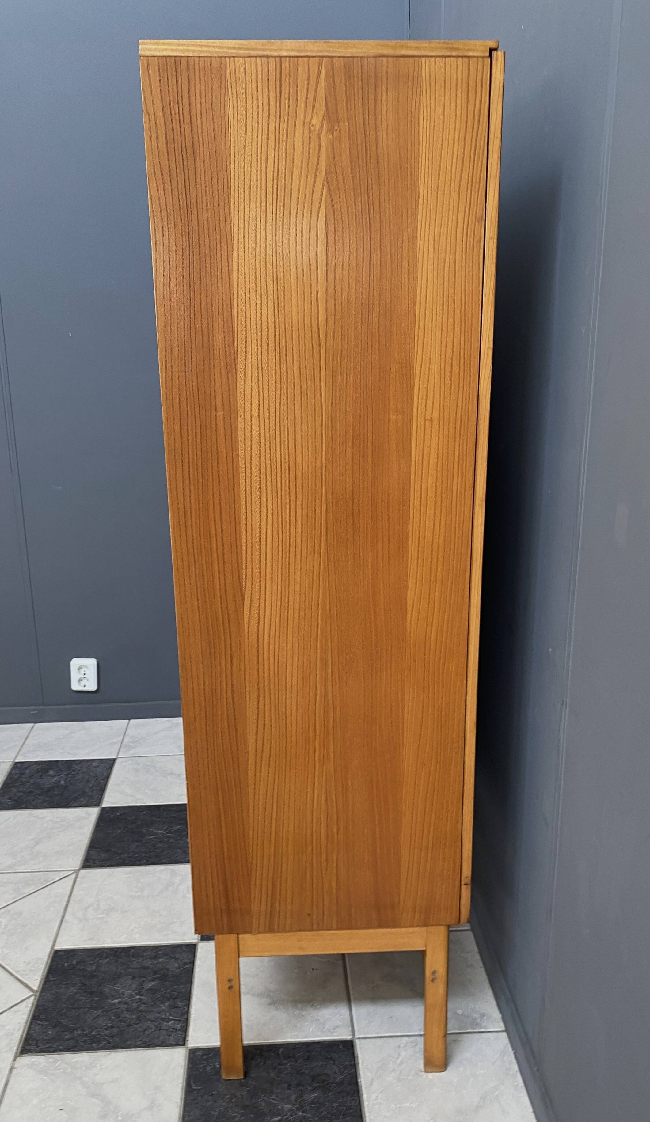 Asymmetrical shelf in blond wood by Jitona
