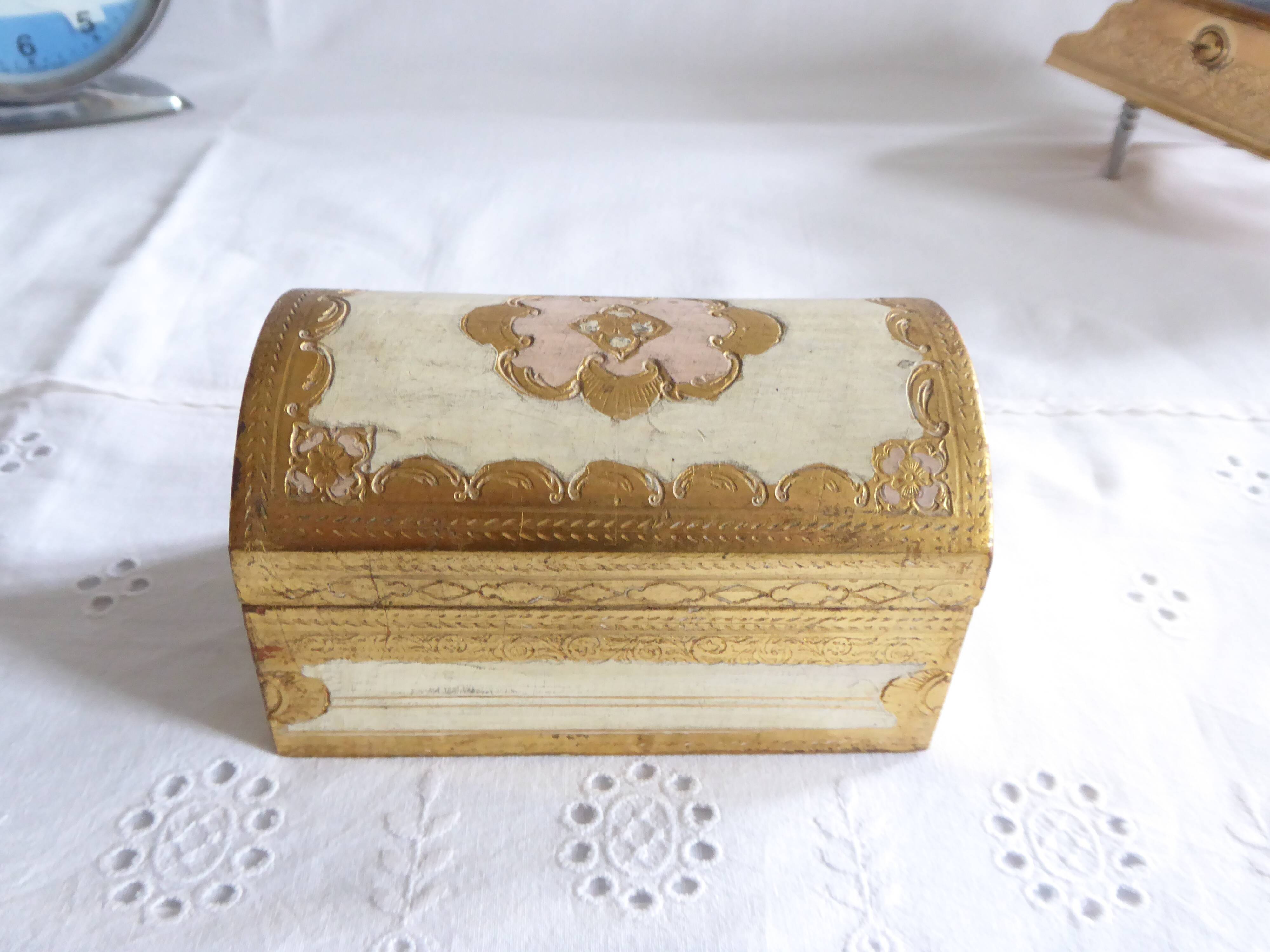 Boite en bois peint style florentin
