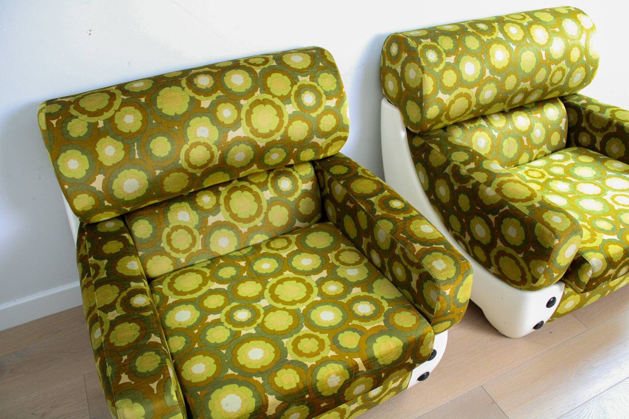 A pair of vintage mid-century modern arm chairs - Italy 1970s