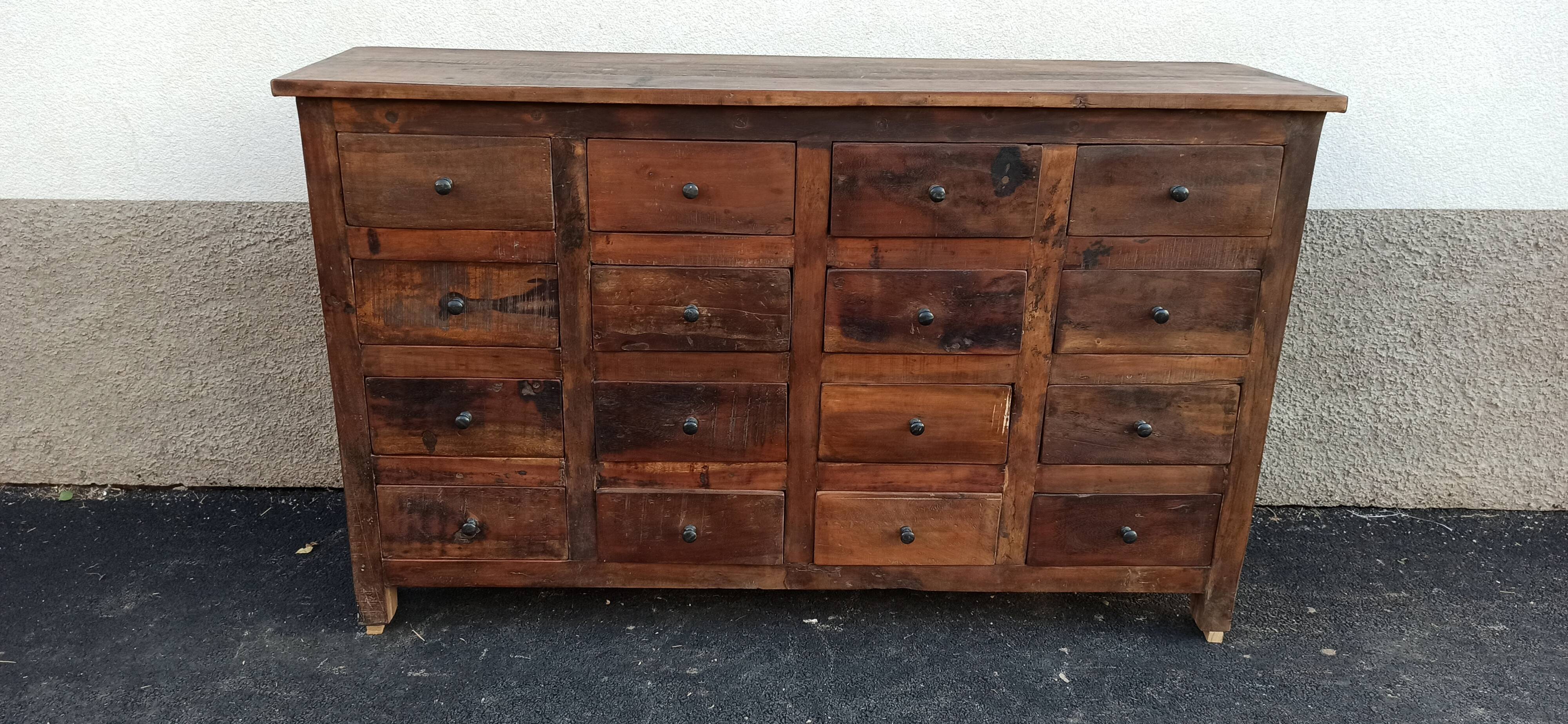 Meuble en bois à tiroirs