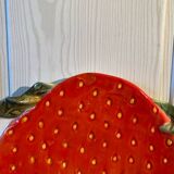 Assiette en relief à décor de fraise