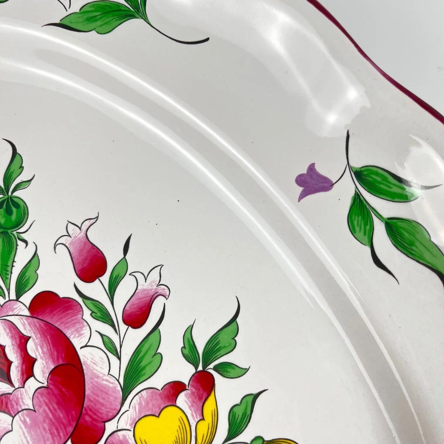 Oval flat dish with flat ends, Réverbère model by KG Lunéville, rose pattern.