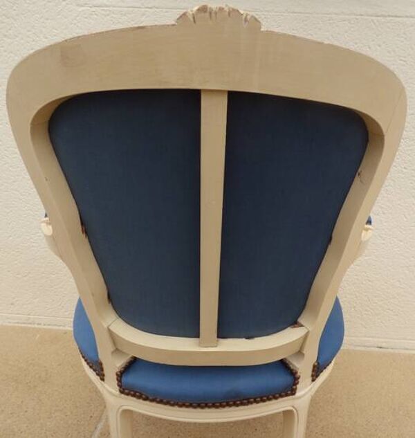 Fauteuil cabriolet en bois laqué garni de satin bleu style louis XV