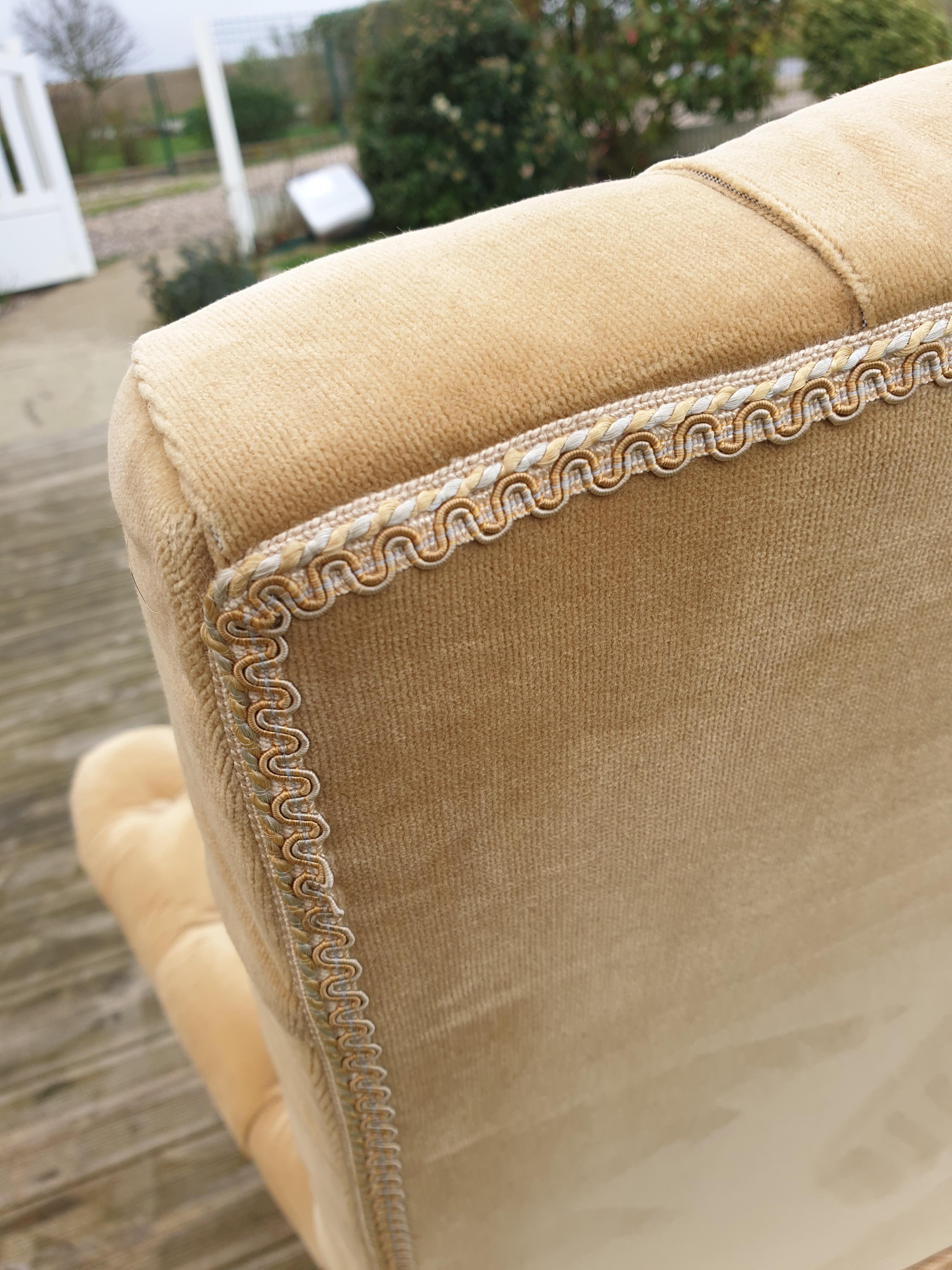 Padded gold toad chair