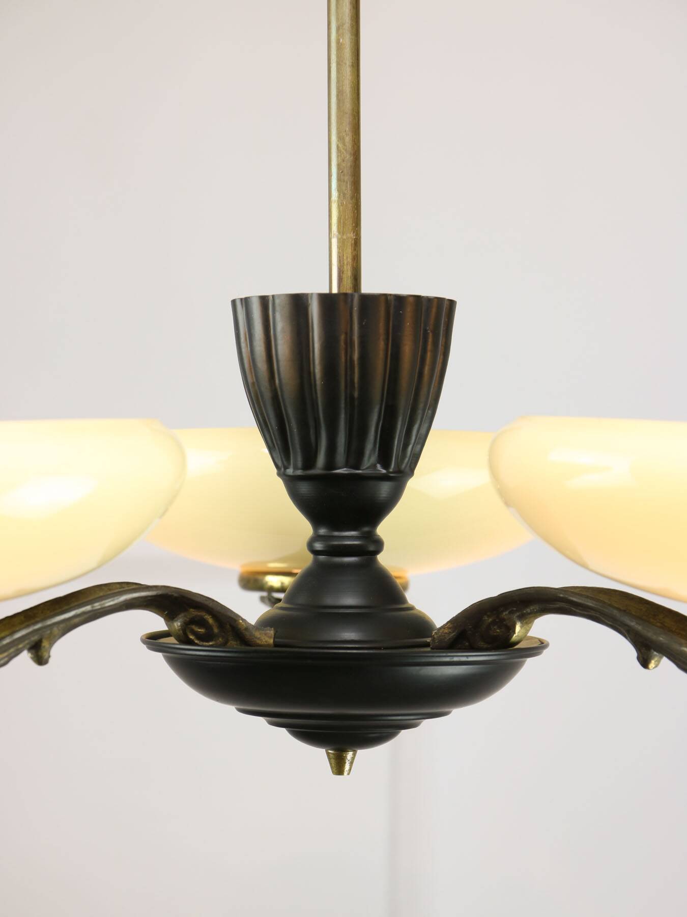 Lustre figuratif Art Déco en laiton français, 1930