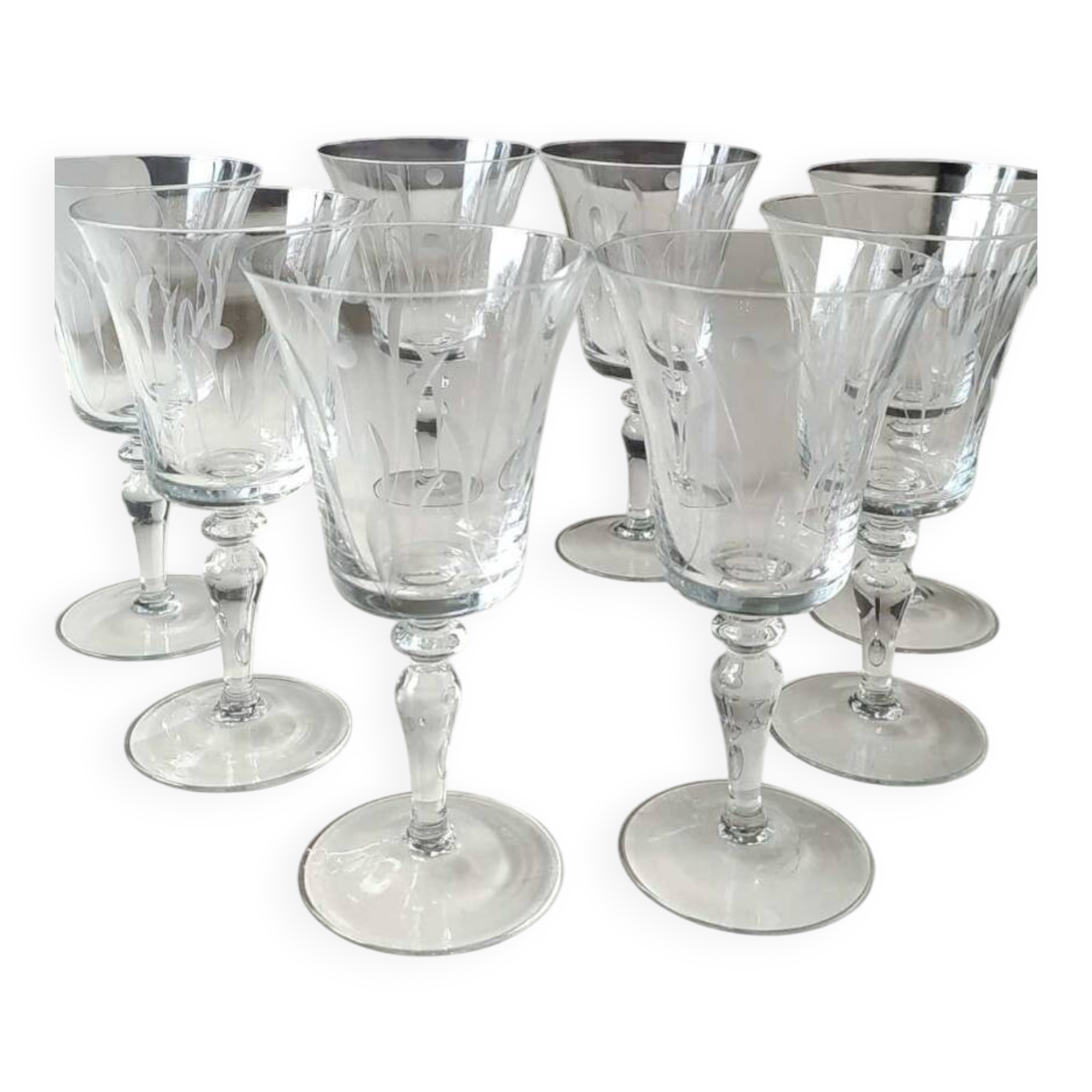 Set of 8 glasses with flared neck, in crystal. With frosted plant decoration. Height 16 cm