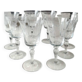 Lot 8 Verres à col évasé, en cristallin. A Décor végétal dépoli. Haut 16 cm