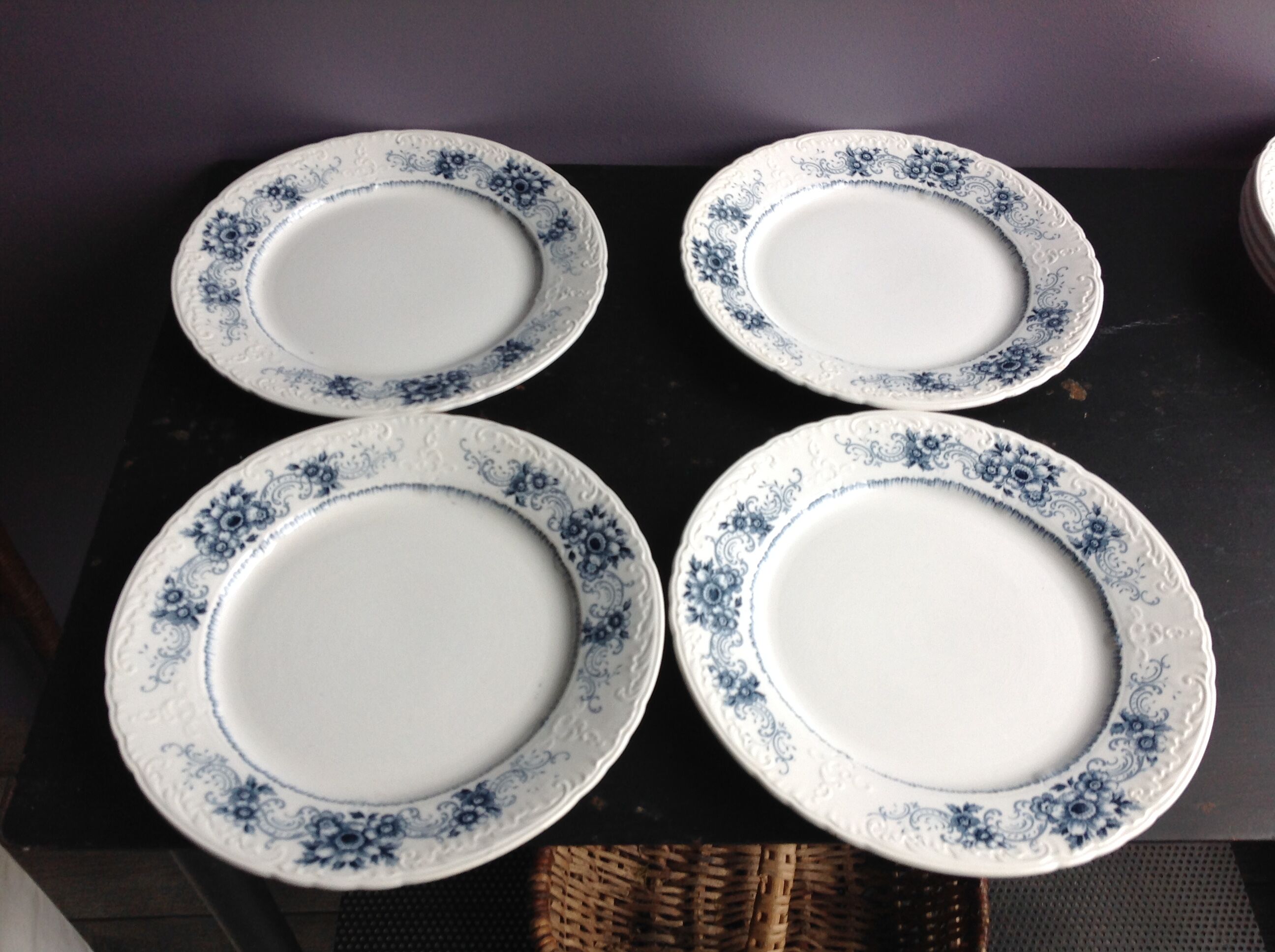 Set of 8 flat plates