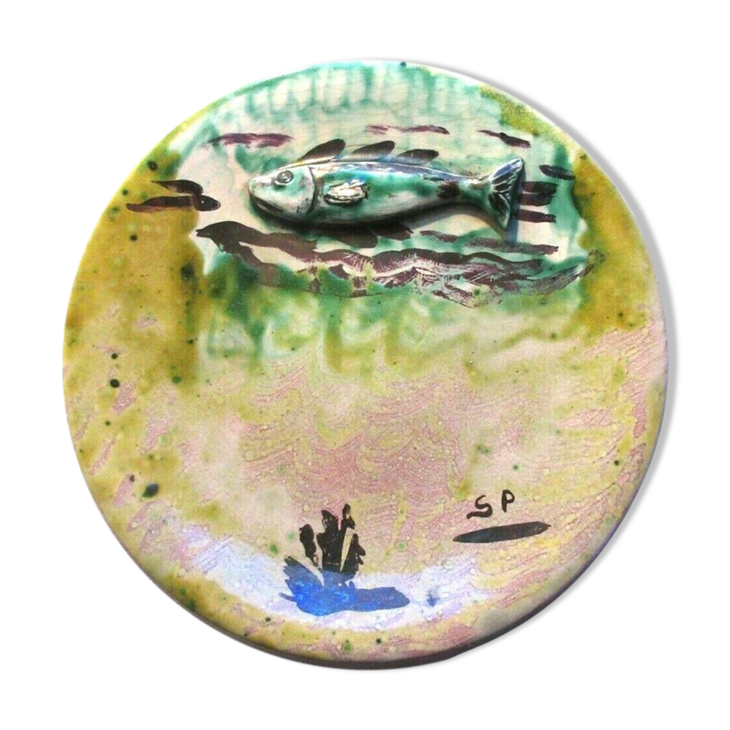 Dabbling plate with trompe l'oeil fish, signed sp,